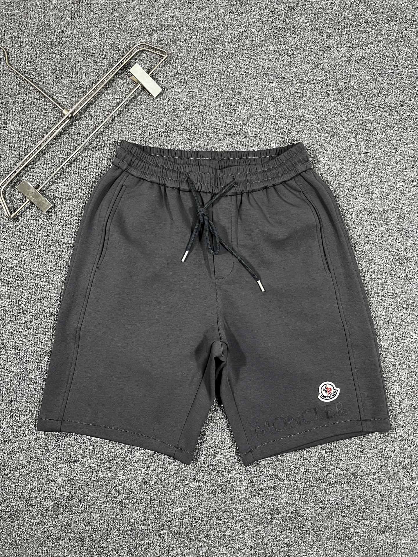 NO:913327,Mengkou's 2026 new summer style shorts and casual pants, counter-customized fabrics with high breathability and comfort, impeccable details, brand element design concept, reflecting high quality. It feels delicate and soft!  It presents a casual cut and the upper body shape is awesome!  Size M-3XL,,Moncler,shorts,19860909蒙口‘’2026夏季新款 短裤 休闲裤,专柜定制面料 透气舒适度高,细节无可挑剔,品牌元素设计理念,体现高品质.手感细腻柔软！呈现休闲裁剪,上身版型超赞！码数M-3XL,,Moncler,shorts,,Men's clothing