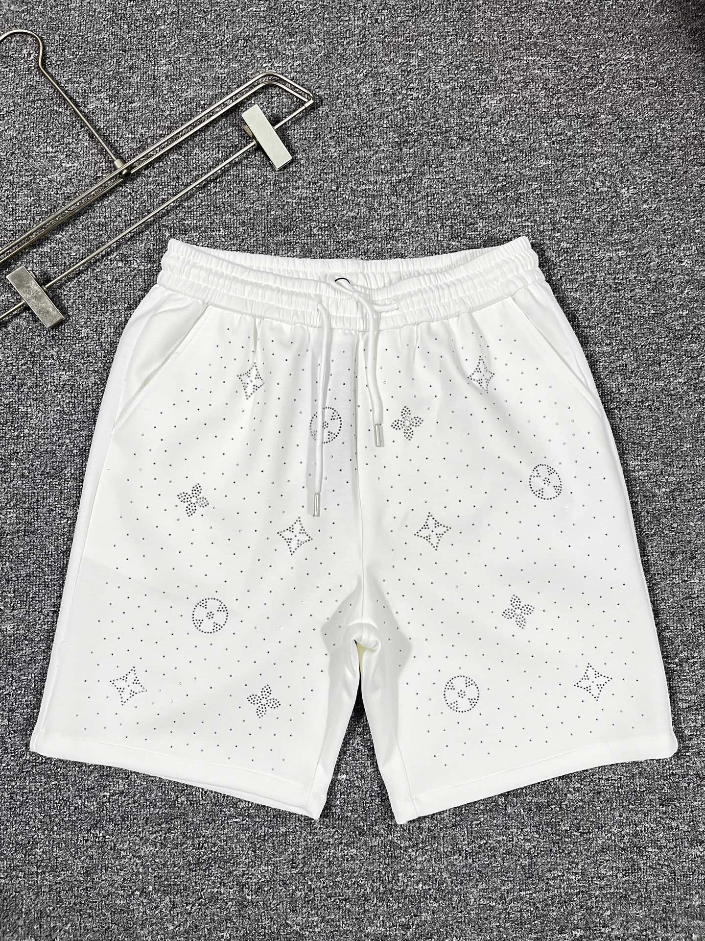 NO:913336,LV's 2025 new summer style shorts and casual pants, counter-customized fabrics with high breathability and comfort, impeccable details, brand element design concept, reflecting high quality. It feels delicate and soft!  It presents a casual cut and the upper body shape is awesome!  Size M-3XL,,louis vuitton,shorts,19860909LV‘’2025夏季新款 短裤 休闲裤,专柜定制面料 透气舒适度高,细节无可挑剔,品牌元素设计理念,体现高品质.手感细腻柔软！呈现休闲裁剪,上身版型超赞！码数M-3XL,,louis vuitton,shorts,,Men's clothing
