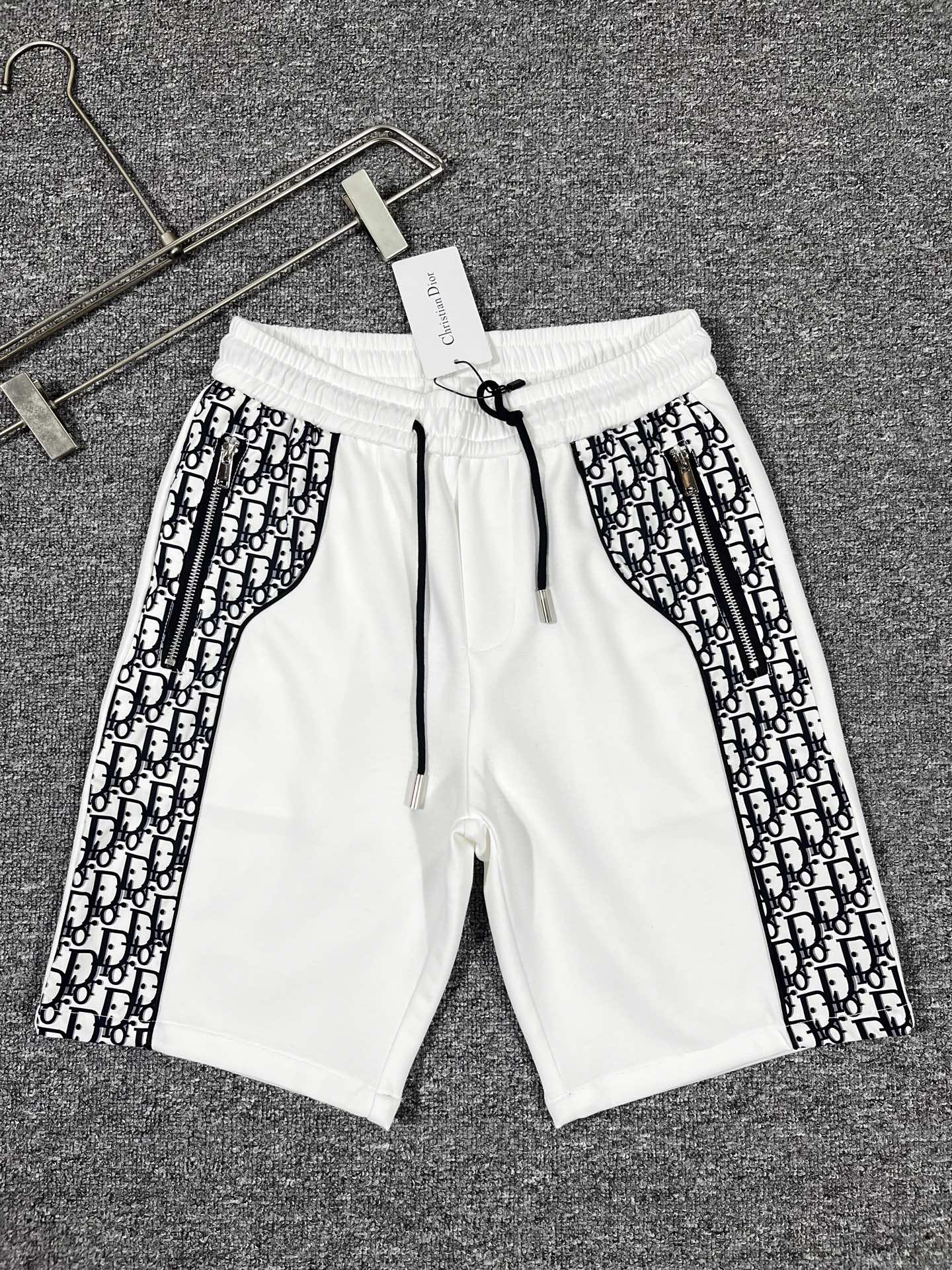 NO:913324,Dior’s 2026 new summer style shorts and casual pants, counter-customized fabrics with high breathability and comfort, impeccable details, brand element design concept, reflecting high quality. It feels delicate and soft!  It presents a casual cut and the upper body shape is awesome!  Size M-3XL,,dior,shorts,19860909迪奥’2026夏季新款 短裤 休闲裤,专柜定制面料 透气舒适度高,细节无可挑剔,品牌元素设计理念,体现高品质.手感细腻柔软！呈现休闲裁剪,上身版型超赞！码数M-3XL,,dior,shorts,,Men's clothing