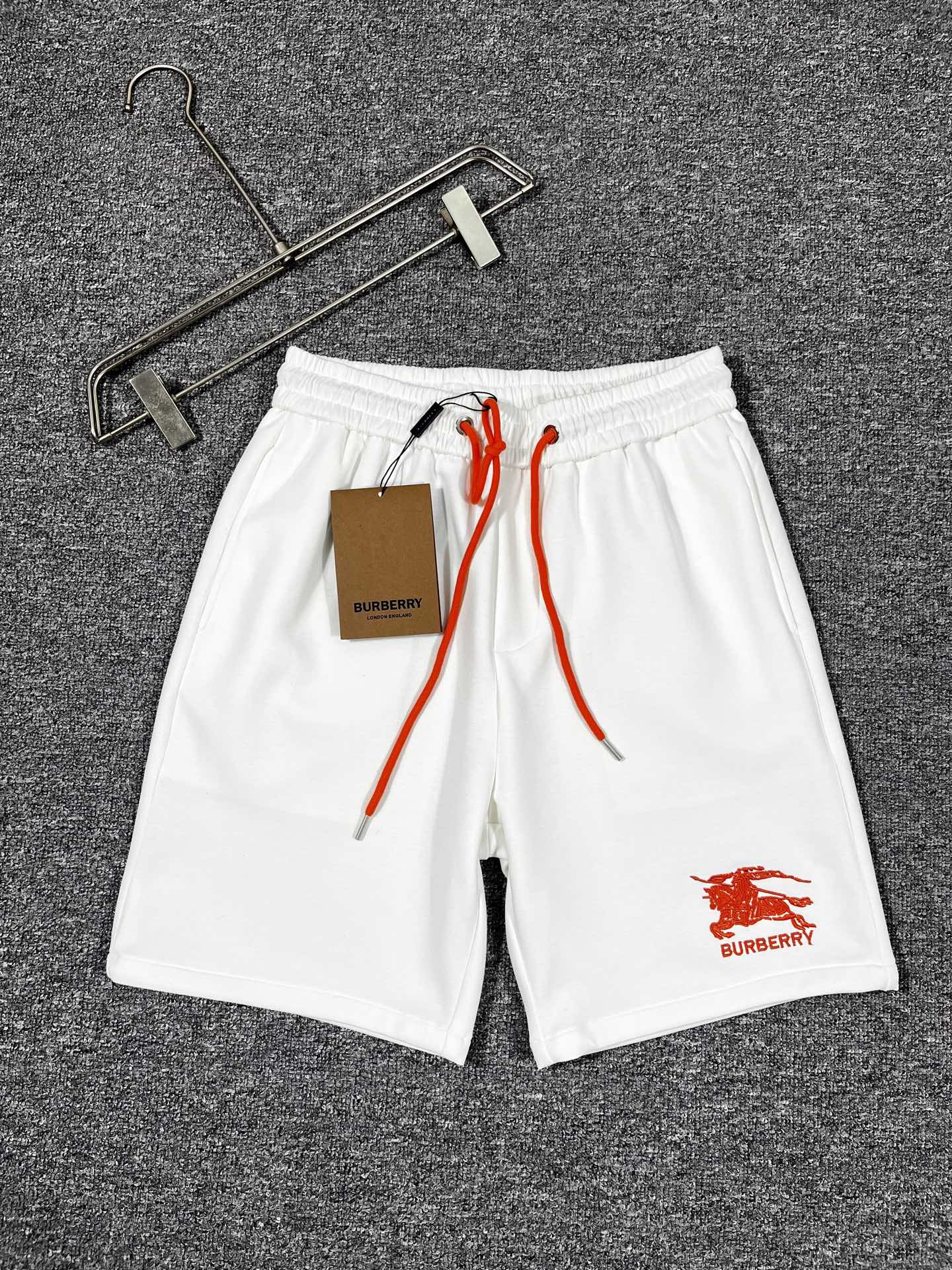 NO:913333,Burberry's 2026 new summer style shorts and casual pants, counter-customized fabrics with high breathability and comfort, impeccable details, brand element design concept, reflecting high quality. It feels delicate and soft!  It presents a casual cut and the upper body shape is awesome!  Size M-3XL,,burberry,shorts,19860909巴宝莉‘’2026夏季新款 短裤 休闲裤,专柜定制面料 透气舒适度高,细节无可挑剔,品牌元素设计理念,体现高品质.手感细腻柔软！呈现休闲裁剪,上身版型超赞！码数M-3XL,,burberry,shorts,,Men's clothing