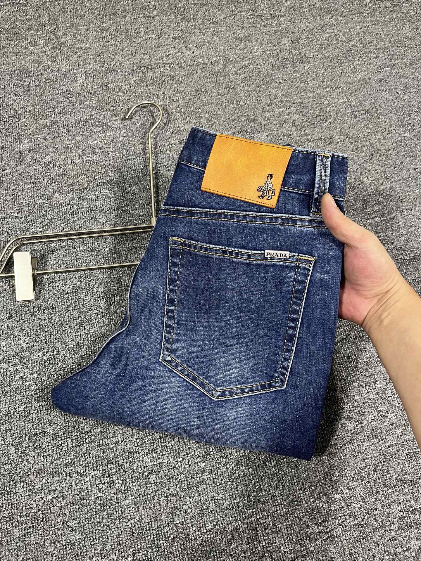 NO:444270,Prada Spring and Summer New Style Men's Jeans Original Original Clothing Original Wash Water!  Imported original wash elastic fabrics, complex handicrafts superimposed, any wash process will become a completely different color effect after a few more seconds, so it is more precious, especially long-lasting and odor-resistant... Use the best tannin elastic texture, genuine leather leather cards, high-quality metal accessories... to create a unique and original jeans style!  Original hardware and accessories, super positive style, comfortable and breathable, extremely high grade, counter quality, and handsome upper body. Number of 29-40, no 35 37,,prada,jeans,alexander wang19860909普拉达 春夏新款 男士牛仔裤原厂原布原洗水！进口原版水洗弹力面料,复杂的手工艺叠加,任何一个洗水环节多停留几秒都会变成完全不一样的颜色效果,所以越加珍贵,特别持久、耐味…… 选用上乘的丹宁弹力质感,真皮皮牌、高定的金属辅料……打造出独特及原创的牛仔裤款型！原版五金辅料,版型超正,舒适透气,档次极高,专柜品质,上身帅气十足. 码数29-40,无35 37,,prada,jeans,alexander wang,Men's clothing