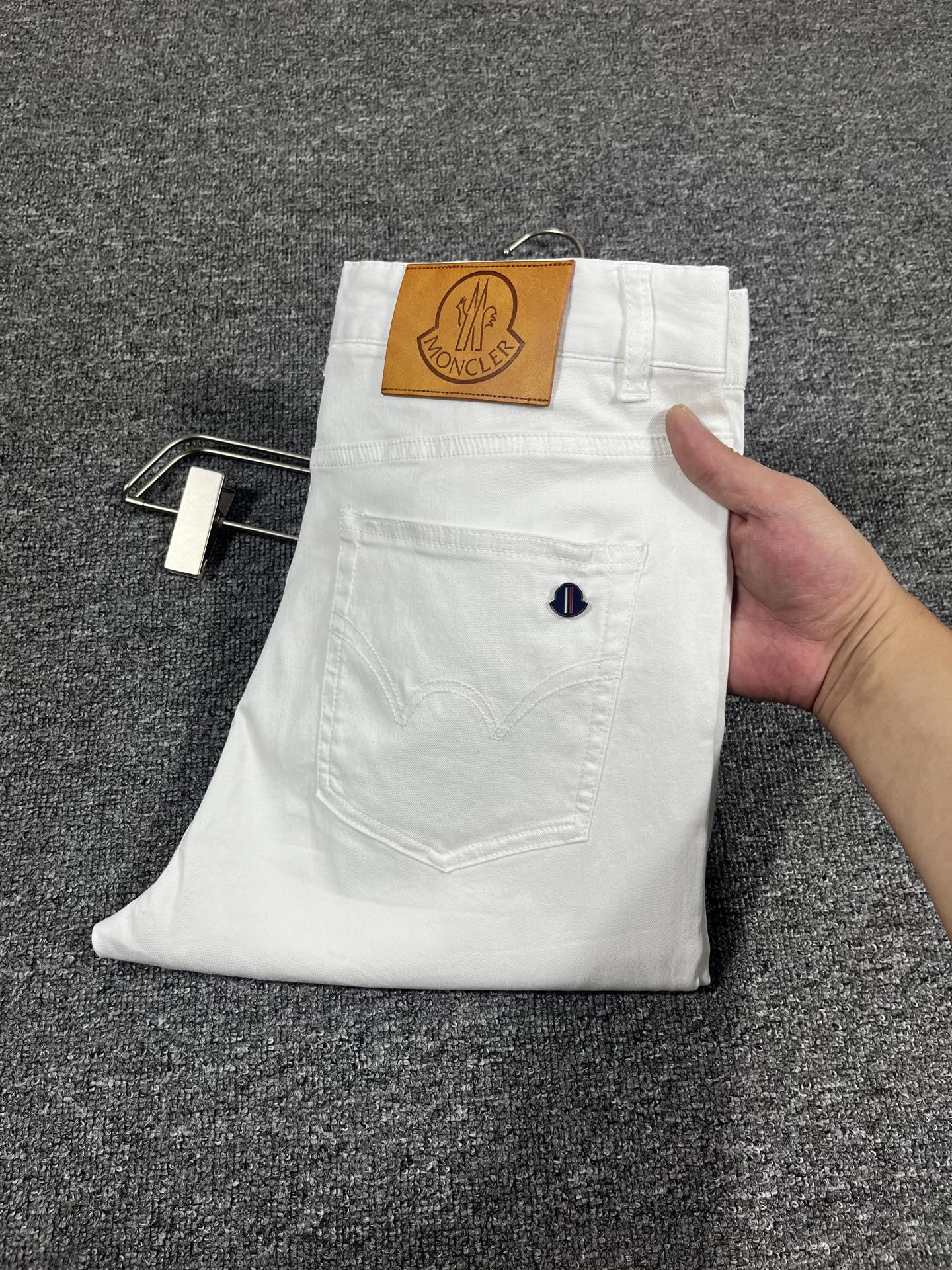 NO:444230,New spring and summer style for men's jeans original original cloth original wash water!  Imported original wash elastic fabrics, complex handicrafts superimposed, any wash process will become a completely different color effect after a few more seconds, so it is more precious, especially long-lasting and odor-resistant... Use the best tannin elastic texture, genuine leather leather cards, high-quality metal accessories... to create a unique and original jeans style!  Original hardware accessories, super positive style, comfortable and breathable, extremely high grade, counter quality, and handsome upper body. Number of 29-40, no 35 37, Moncler, jeans, alexander wang19860909蒙口 春夏新款 男士牛仔裤原厂原布原洗水！进口原版水洗弹力面料,复杂的手工艺叠加,任何一个洗水环节多停留几秒都会变成完全不一样的颜色效果,所以越加珍贵,特别持久、耐味…… 选用上乘的丹宁弹力质感,真皮皮牌、高定的金属辅料……打造出独特及原创的牛仔裤款型！原版五金辅料,版型超正,舒适透气,档次极高,专柜品质,上身帅气十足. 码数29-40,无35 37,,Moncler,jeans,alexander wang,Men's clothing