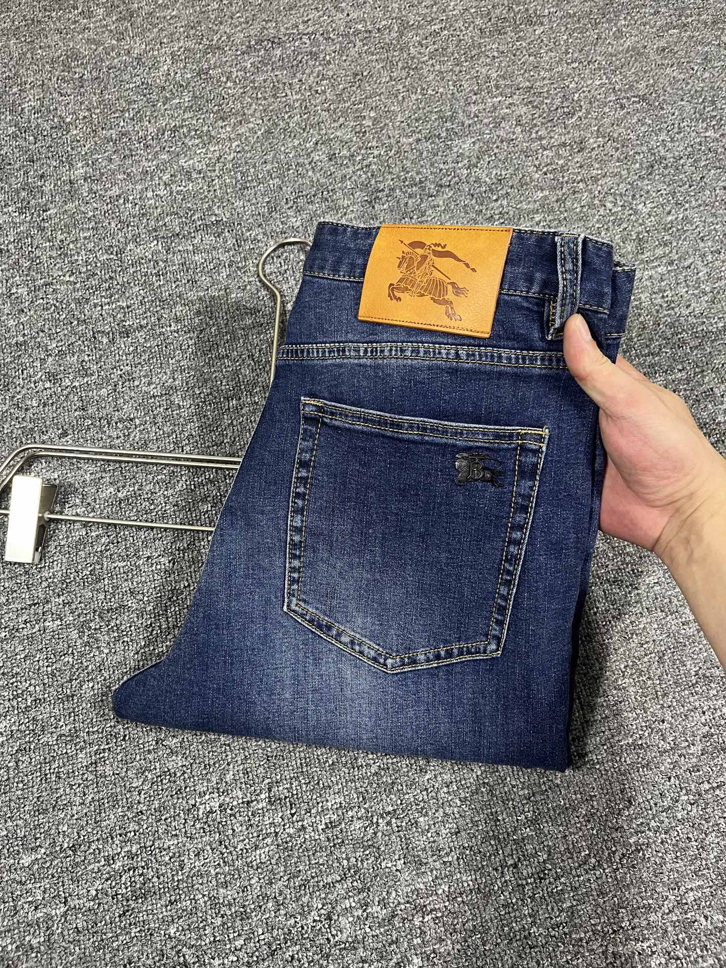 NO:444236,Bupley Spring and Summer New Style Men's Jeans Original Original Clothing and Washing Water!  Imported original wash elastic fabrics, complex handicrafts superimposed, any wash process will become a completely different color effect after a few more seconds, so it is more precious, especially long-lasting and odor-resistant... Use the best tannin elastic texture, genuine leather leather cards, high-quality metal accessories... to create a unique and original jeans style!  Original hardware and accessories, super positive style, comfortable and breathable, extremely high grade, counter quality, and handsome upper body. Number of 29-40, no 35 37, burberry, jeans, alexander wang19860909巴宝利 春夏新款 男士牛仔裤原厂原布原洗水！进口原版水洗弹力面料,复杂的手工艺叠加,任何一个洗水环节多停留几秒都会变成完全不一样的颜色效果,所以越加珍贵,特别持久、耐味…… 选用上乘的丹宁弹力质感,真皮皮牌、高定的金属辅料……打造出独特及原创的牛仔裤款型！原版五金辅料,版型超正,舒适透气,档次极高,专柜品质,上身帅气十足. 码数29-40,无35 37,,burberry,jeans,alexander wang,Men's clothing