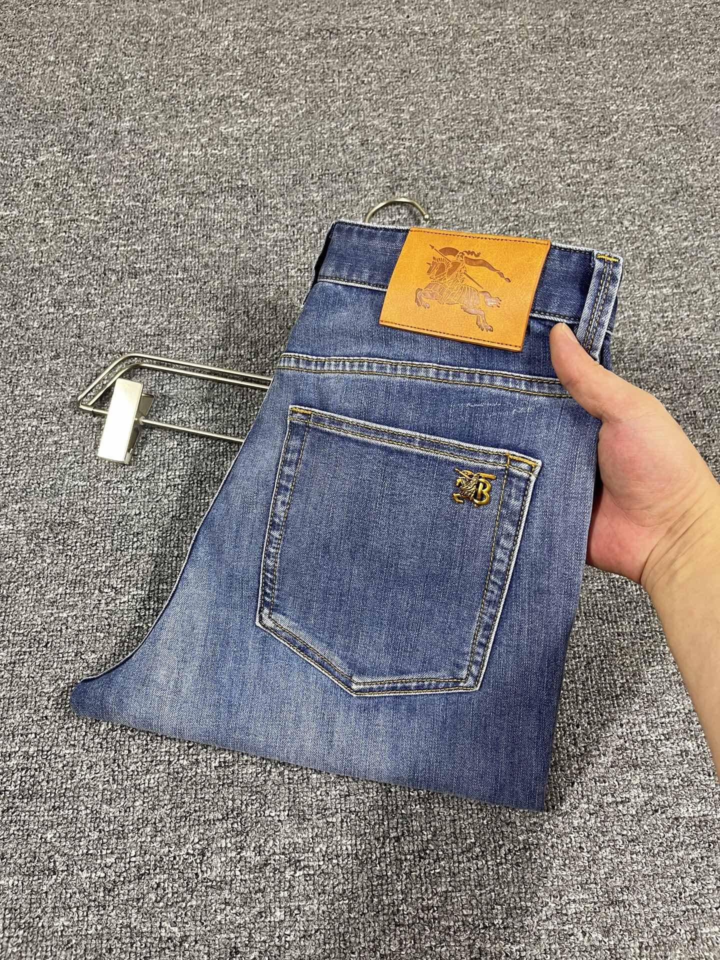 NO:444255,Bupley Spring and Summer New Style Men's Jeans Original Original Clothing and Washing Water!  Imported original wash elastic fabrics, complex handicrafts superimposed, any wash process will become a completely different color effect after a few more seconds, so it is more precious, especially long-lasting and odor-resistant... Use the best tannin elastic texture, genuine leather leather cards, high-quality metal accessories... to create a unique and original jeans style!  Original hardware and accessories, super positive style, comfortable and breathable, extremely high grade, counter quality, and handsome upper body. Number of 29-40, no 35 37, burberry, jeans, alexander wang19860909巴宝利 春夏新款 男士牛仔裤原厂原布原洗水！进口原版水洗弹力面料,复杂的手工艺叠加,任何一个洗水环节多停留几秒都会变成完全不一样的颜色效果,所以越加珍贵,特别持久、耐味…… 选用上乘的丹宁弹力质感,真皮皮牌、高定的金属辅料……打造出独特及原创的牛仔裤款型！原版五金辅料,版型超正,舒适透气,档次极高,专柜品质,上身帅气十足. 码数29-40,无35 37,,burberry,jeans,alexander wang,Men's clothing