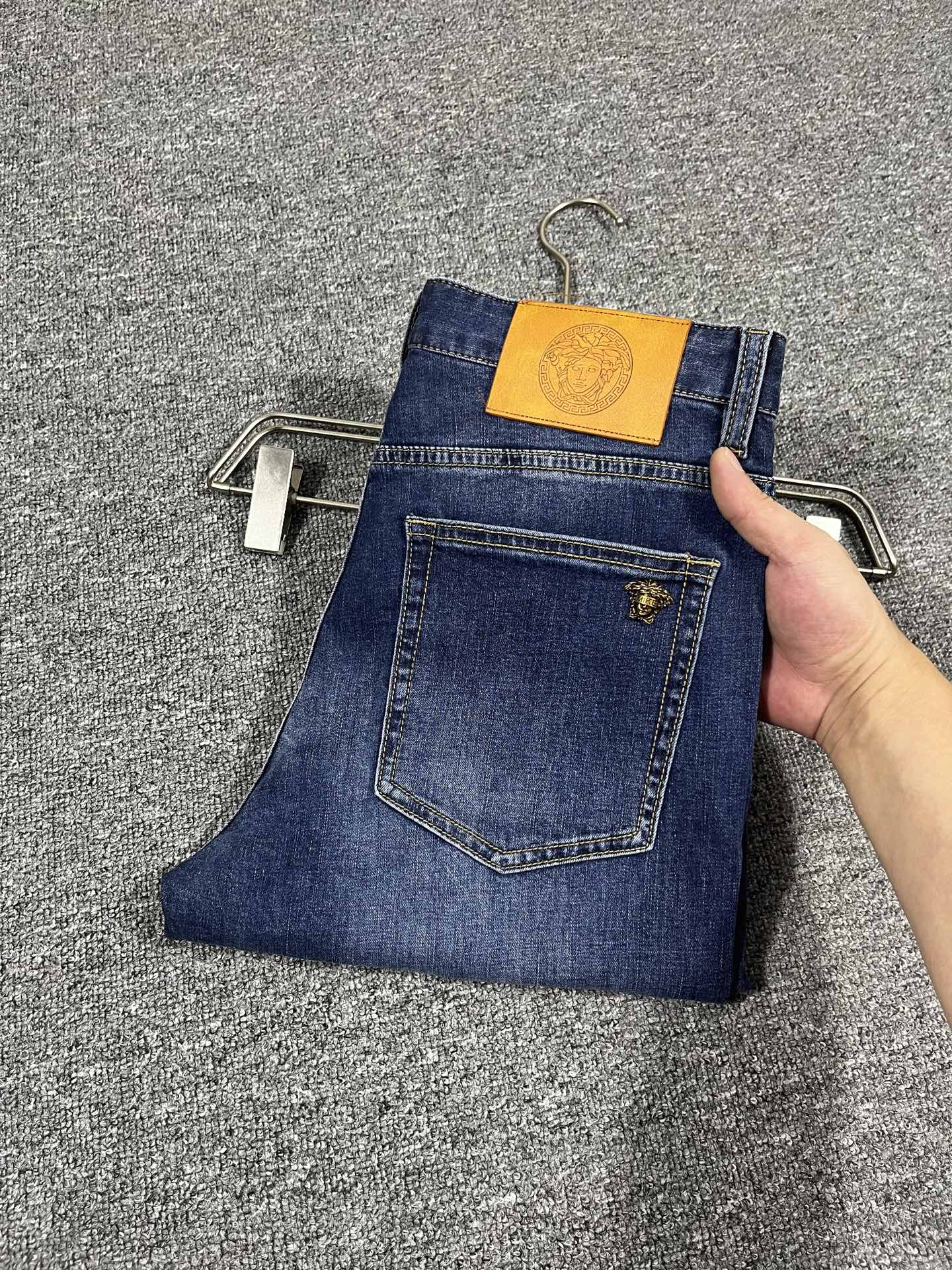 NO:444248,Versace Spring and summer new style men's jeans original original cloth original wash water!  Imported original wash elastic fabrics, complex handicrafts superimposed, any wash process will become a completely different color effect after a few more seconds, so it is more precious, especially long-lasting and odor-resistant... Use the best tannin elastic texture, genuine leather leather cards, high-quality metal accessories... to create a unique and original jeans style!  Original hardware and accessories, super positive style, comfortable and breathable, extremely high grade, counter quality, and handsome upper body. Number of codes 29-40, no 35 37, versace, jeans, alexander wang19860909范思哲 春夏新款 男士牛仔裤原厂原布原洗水！进口原版水洗弹力面料,复杂的手工艺叠加,任何一个洗水环节多停留几秒都会变成完全不一样的颜色效果,所以越加珍贵,特别持久、耐味…… 选用上乘的丹宁弹力质感,真皮皮牌、高定的金属辅料……打造出独特及原创的牛仔裤款型！原版五金辅料,版型超正,舒适透气,档次极高,专柜品质,上身帅气十足. 码数29-40,无35 37,,versace,jeans,alexander wang,Men's clothing