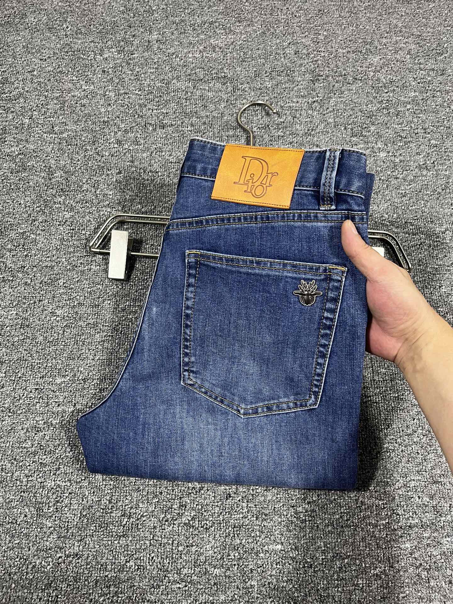 NO:444244,Dior Spring and Summer New Style Men's Jeans Original Original Clothing Original Wash Water!  Imported original wash elastic fabrics, complex handicrafts superimposed, any wash process will become a completely different color effect after a few more seconds, so it is more precious, especially long-lasting and odor-resistant... Use the best tannin elastic texture, genuine leather leather cards, high-quality metal accessories... to create a unique and original jeans style!  Original hardware and accessories, super positive style, comfortable and breathable, extremely high grade, counter quality, and handsome upper body. Number of 29-40, no 35 37,,dior,jeans,alexander wang19860909迪奥 春夏新款 男士牛仔裤原厂原布原洗水！进口原版水洗弹力面料,复杂的手工艺叠加,任何一个洗水环节多停留几秒都会变成完全不一样的颜色效果,所以越加珍贵,特别持久、耐味…… 选用上乘的丹宁弹力质感,真皮皮牌、高定的金属辅料……打造出独特及原创的牛仔裤款型！原版五金辅料,版型超正,舒适透气,档次极高,专柜品质,上身帅气十足. 码数29-40,无35 37,,dior,jeans,alexander wang,Men's clothing