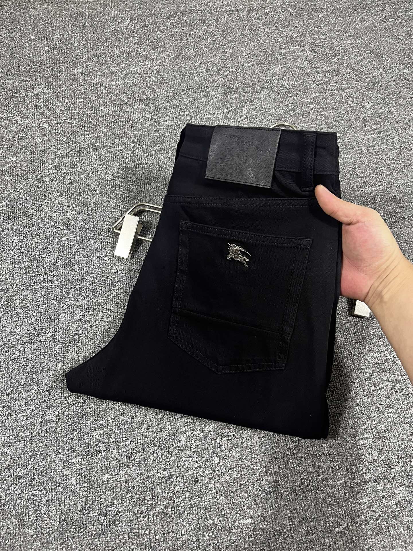 NO:444238,Bubaoli Spring and Summer New Style Men's Jeans Original Original Clothing and Washing Water!  Imported original wash elastic fabrics, complex handicrafts superimposed, any wash process will become a completely different color effect after a few more seconds, so it is more precious, especially long-lasting and odor-resistant... Use the best tannin elastic texture, genuine leather leather cards, high-quality metal accessories... to create a unique and original jeans style!  Original hardware and accessories, super positive style, comfortable and breathable, extremely high grade, counter quality, and handsome upper body. Number of 29-40, no 35 37, burberry, jeans, alexander wang19860909巴宝利 春夏新款 男士牛仔裤原厂原布原洗水！进口原版水洗弹力面料,复杂的手工艺叠加,任何一个洗水环节多停留几秒都会变成完全不一样的颜色效果,所以越加珍贵,特别持久、耐味…… 选用上乘的丹宁弹力质感,真皮皮牌、高定的金属辅料……打造出独特及原创的牛仔裤款型！原版五金辅料,版型超正,舒适透气,档次极高,专柜品质,上身帅气十足. 码数29-40,无35 37,,burberry,jeans,alexander wang,Men's clothing