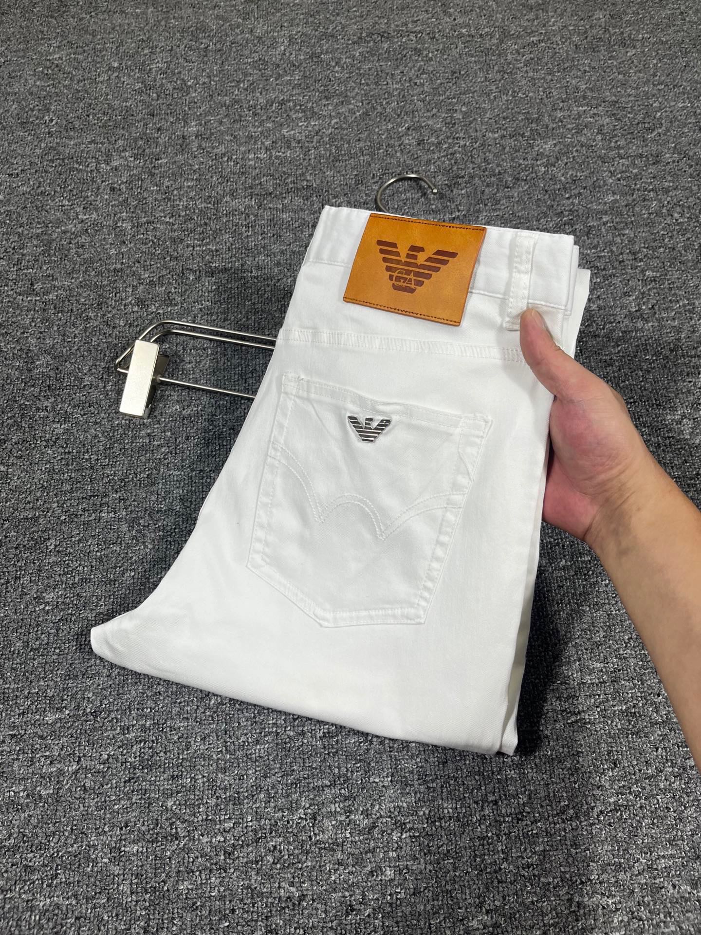 NO:444232,Armani Spring and Summer New Style Men's Jeans Original Original Clothing Original Wash Water!  Imported original wash elastic fabrics, complex handicrafts superimposed, any wash process will become a completely different color effect after a few more seconds, so it is more precious, especially long-lasting and odor-resistant... Use the best tannin elastic texture, genuine leather leather cards, high-quality metal accessories... to create a unique and original jeans style!  Original hardware accessories, super positive style, comfortable and breathable, extremely high grade, counter quality, and handsome upper body. Number of 29-40, no 35 37,,armani,jeans,alexander wang19860909阿玛尼 春夏新款 男士牛仔裤原厂原布原洗水！进口原版水洗弹力面料,复杂的手工艺叠加,任何一个洗水环节多停留几秒都会变成完全不一样的颜色效果,所以越加珍贵,特别持久、耐味…… 选用上乘的丹宁弹力质感,真皮皮牌、高定的金属辅料……打造出独特及原创的牛仔裤款型！原版五金辅料,版型超正,舒适透气,档次极高,专柜品质,上身帅气十足. 码数29-40,无35 37,,armani,jeans,alexander wang,Men's clothing