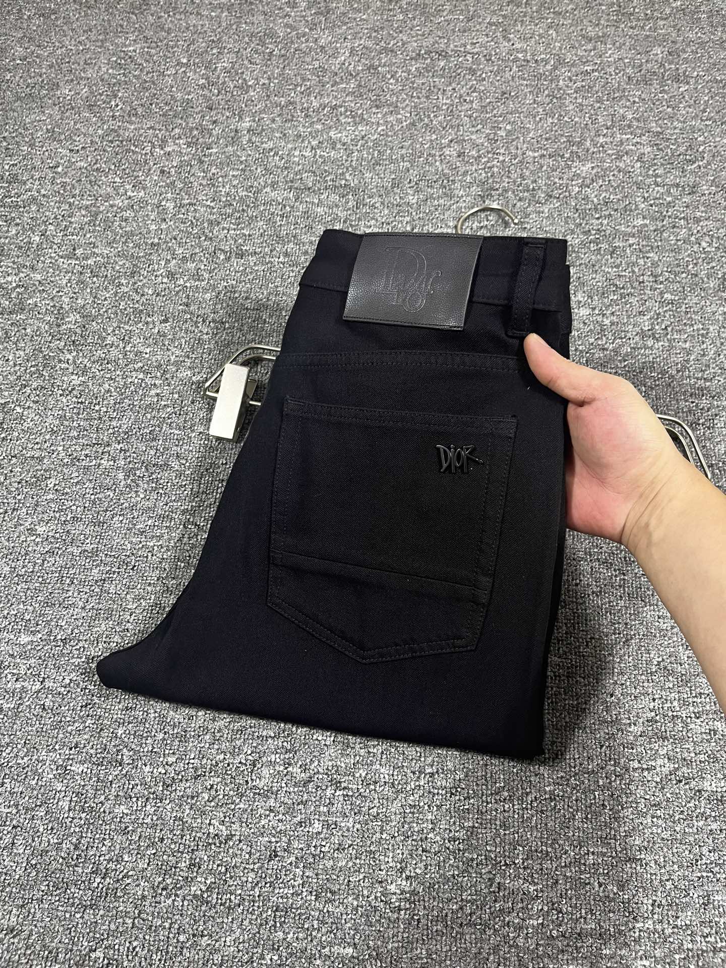 NO:444283,Armani Spring and Summer New Style Men's Jeans Original Original Clothing Original Wash Water!  Imported original wash elastic fabrics, complex handicrafts superimposed, any wash process will become a completely different color effect after a few more seconds, so it is more precious, especially long-lasting and odor-resistant... Use the best tannin elastic texture, genuine leather leather cards, high-quality metal accessories... to create a unique and original jeans style!  Original hardware accessories, super positive style, comfortable and breathable, extremely high grade, counter quality, and handsome upper body. Number of 29-40, no 35 37,,armani,jeans,alexander wang19860909阿玛尼 春夏新款 男士牛仔裤原厂原布原洗水！进口原版水洗弹力面料,复杂的手工艺叠加,任何一个洗水环节多停留几秒都会变成完全不一样的颜色效果,所以越加珍贵,特别持久、耐味…… 选用上乘的丹宁弹力质感,真皮皮牌、高定的金属辅料……打造出独特及原创的牛仔裤款型！原版五金辅料,版型超正,舒适透气,档次极高,专柜品质,上身帅气十足. 码数29-40,无35 37,,armani,jeans,alexander wang,Men's clothing