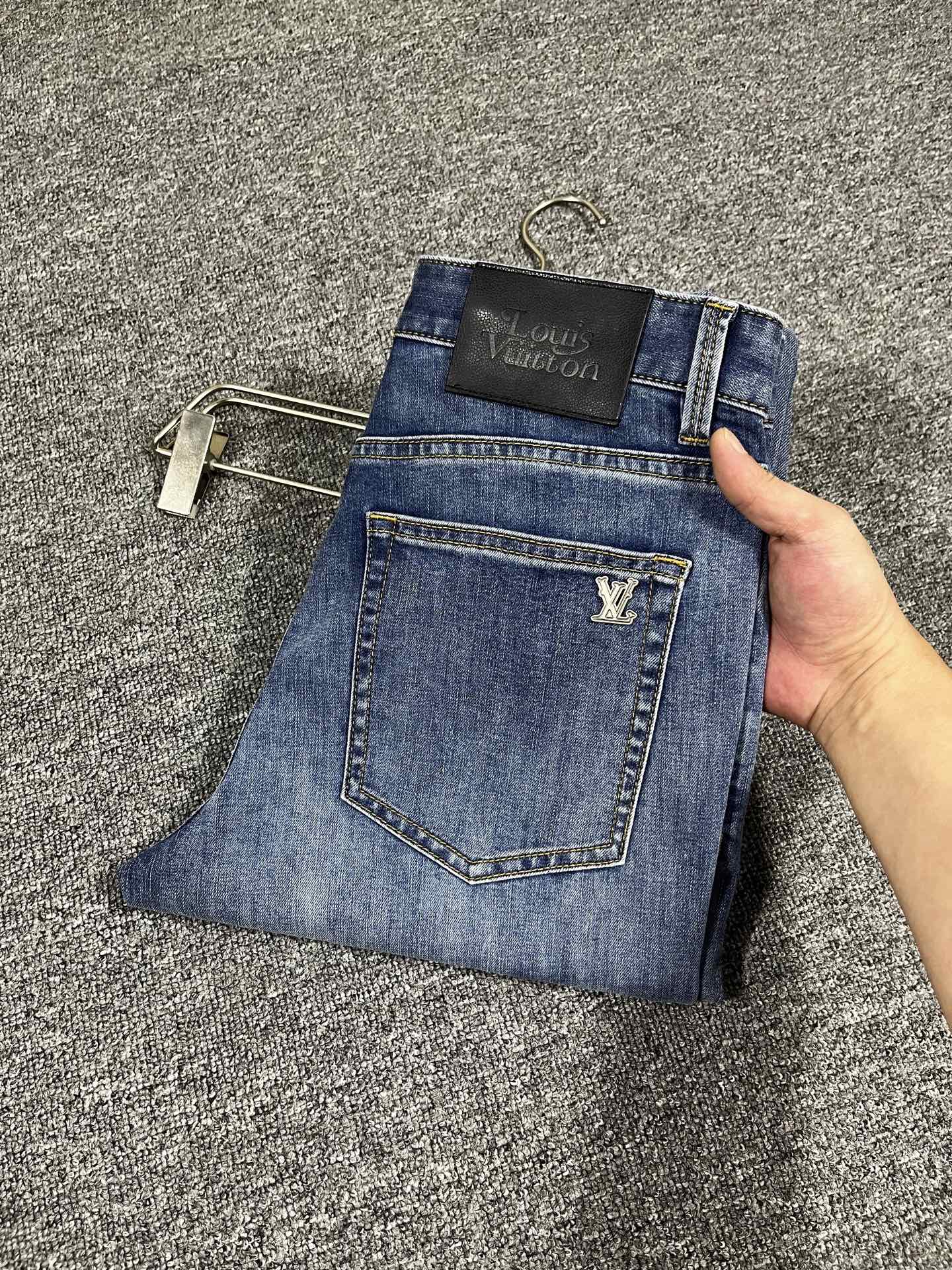 NO:444242,Lv Spring and Summer New Style Men's Jeans Original Original Clothing Original Wash Water!  Imported original wash elastic fabrics, complex handicrafts superimposed, any wash process will become a completely different color effect after a few more seconds, so it is more precious, especially long-lasting and odor-resistant... Use the best tannin elastic texture, genuine leather leather cards, high-quality metal accessories... to create a unique and original jeans style!  Original hardware accessories, super positive style, comfortable and breathable, extremely high grade, counter quality, and handsome upper body. Number of 29-40, no 35 37,,louis vuitton,jeans,alexander wang19860909Lv 春夏新款 男士牛仔裤原厂原布原洗水！进口原版水洗弹力面料,复杂的手工艺叠加,任何一个洗水环节多停留几秒都会变成完全不一样的颜色效果,所以越加珍贵,特别持久、耐味…… 选用上乘的丹宁弹力质感,真皮皮牌、高定的金属辅料……打造出独特及原创的牛仔裤款型！原版五金辅料,版型超正,舒适透气,档次极高,专柜品质,上身帅气十足. 码数29-40,无35 37,,louis vuitton,jeans,alexander wang,Men's clothing