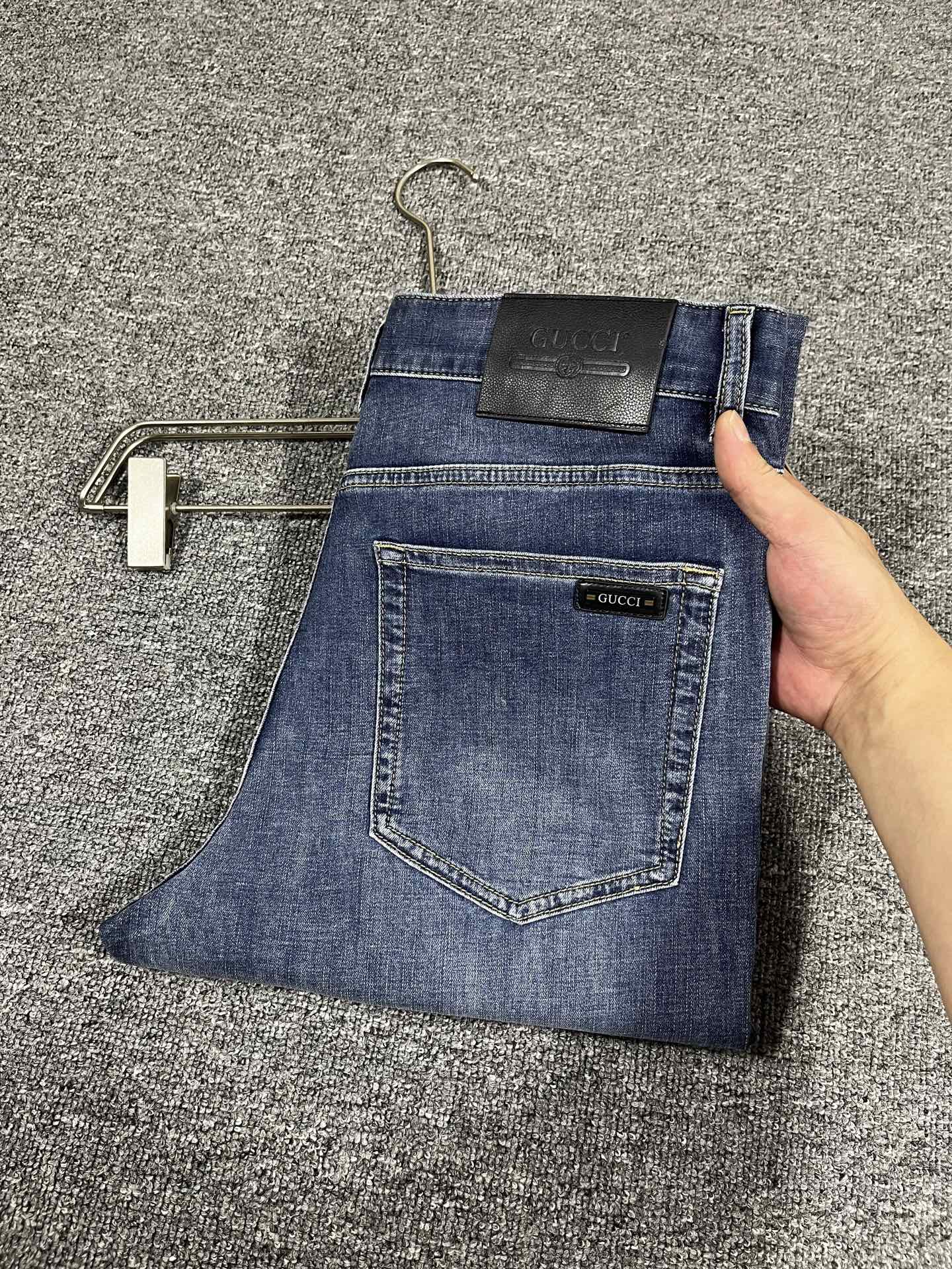 NO:444276,Guqi, new spring and summer style, men's jeans original original cloth original wash water!  Imported original wash elastic fabrics, complex handicrafts superimposed, any wash process will become a completely different color effect after a few more seconds, so it is more precious, especially long-lasting and odor-resistant... Use the best tannin elastic texture, genuine leather leather cards, high-quality metal accessories... to create a unique and original jeans style!  Original hardware and accessories, super positive style, comfortable and breathable, extremely high grade, counter quality, and handsome upper body. Number of codes 29-40, no 35 37,,jeans,alexander wang19860909古奇 春夏新款 男士牛仔裤原厂原布原洗水！进口原版水洗弹力面料,复杂的手工艺叠加,任何一个洗水环节多停留几秒都会变成完全不一样的颜色效果,所以越加珍贵,特别持久、耐味…… 选用上乘的丹宁弹力质感,真皮皮牌、高定的金属辅料……打造出独特及原创的牛仔裤款型！原版五金辅料,版型超正,舒适透气,档次极高,专柜品质,上身帅气十足. 码数29-40,无35 37,,jeans,alexander wang,Men's clothing