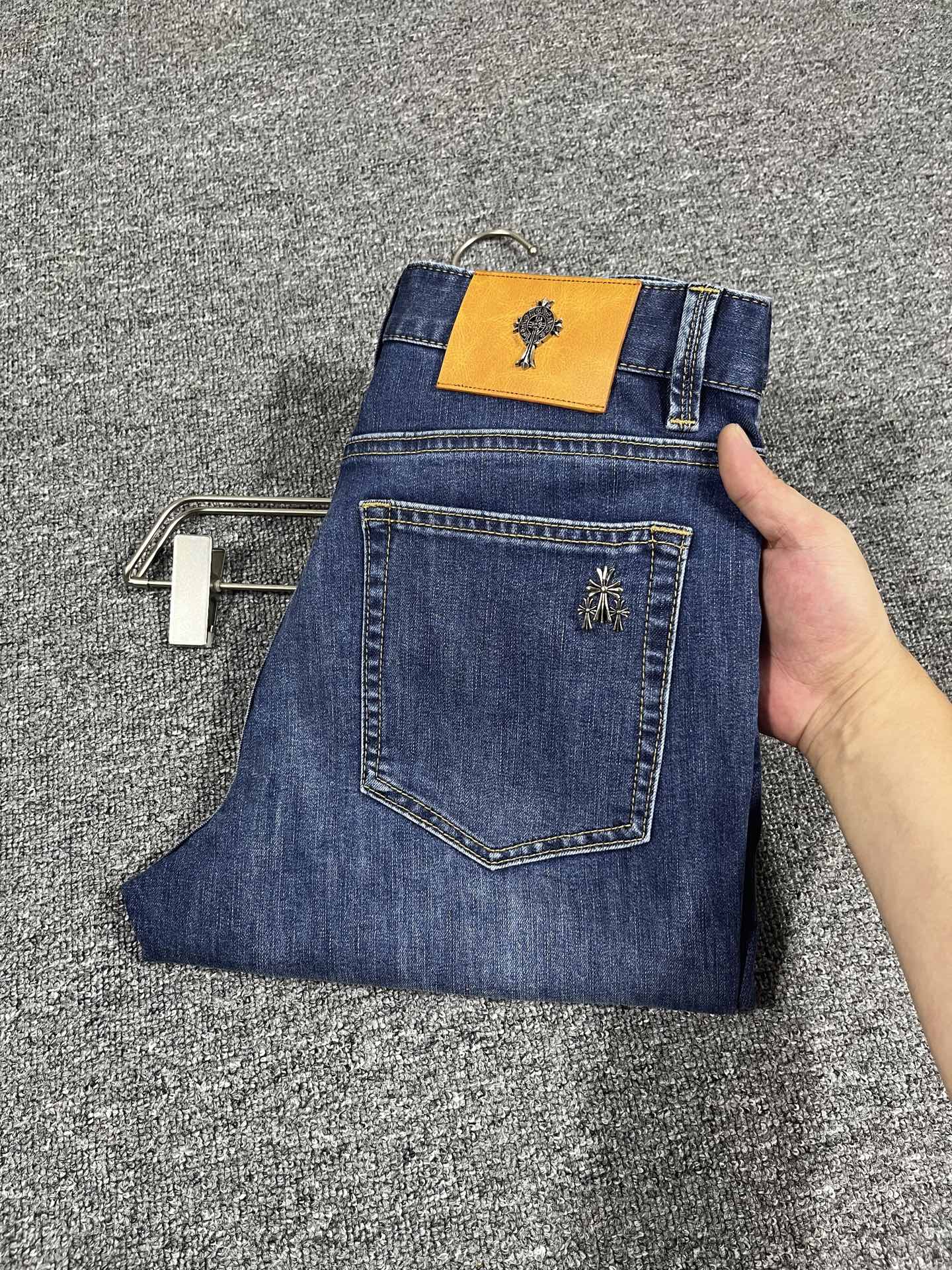 NO:444247,Croxing Spring and Summer New Style Men's Jeans Original Original Clothing Original Wash Water!  Imported original wash elastic fabrics, complex handicrafts superimposed, any wash process will become a completely different color effect after a few more seconds, so it is more precious, especially long-lasting and odor-resistant... Use the best tannin elastic texture, genuine leather leather cards, high-quality metal accessories... to create a unique and original jeans style!  Original hardware accessories, super positive style, comfortable and breathable, extremely high grade, counter quality, and handsome upper body. Number of 29-40, no 35 37, chrome hearts, jeans, alexander wang19860909克罗星 春夏新款 男士牛仔裤原厂原布原洗水！进口原版水洗弹力面料,复杂的手工艺叠加,任何一个洗水环节多停留几秒都会变成完全不一样的颜色效果,所以越加珍贵,特别持久、耐味…… 选用上乘的丹宁弹力质感,真皮皮牌、高定的金属辅料……打造出独特及原创的牛仔裤款型！原版五金辅料,版型超正,舒适透气,档次极高,专柜品质,上身帅气十足. 码数29-40,无35 37,,chrome hearts,jeans,alexander wang,Men's clothing