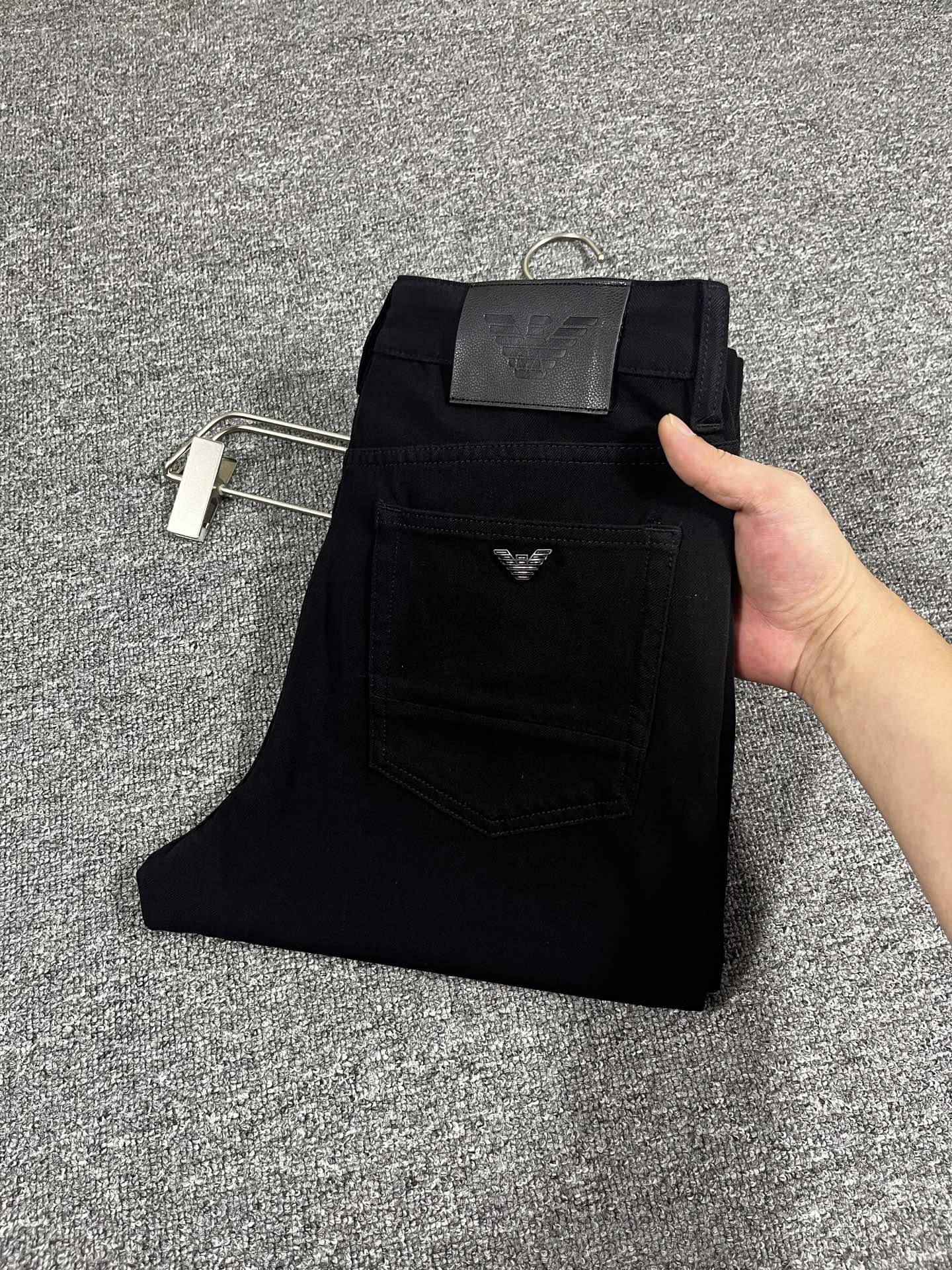 NO:444253,Armani Spring and Summer New Style Men's Jeans Original Original Clothing Original Wash Water!  Imported original wash elastic fabrics, complex handicrafts superimposed, any wash process will become a completely different color effect after a few more seconds, so it is more precious, especially long-lasting and odor-resistant... Use the best tannin elastic texture, genuine leather leather cards, high-quality metal accessories... to create a unique and original jeans style!  Original hardware accessories, super positive style, comfortable and breathable, extremely high grade, counter quality, and handsome upper body. Number of 29-40, no 35 37,,armani,jeans,alexander wang19860909阿玛尼 春夏新款 男士牛仔裤原厂原布原洗水！进口原版水洗弹力面料,复杂的手工艺叠加,任何一个洗水环节多停留几秒都会变成完全不一样的颜色效果,所以越加珍贵,特别持久、耐味…… 选用上乘的丹宁弹力质感,真皮皮牌、高定的金属辅料……打造出独特及原创的牛仔裤款型！原版五金辅料,版型超正,舒适透气,档次极高,专柜品质,上身帅气十足. 码数29-40,无35 37,,armani,jeans,alexander wang,Men's clothing