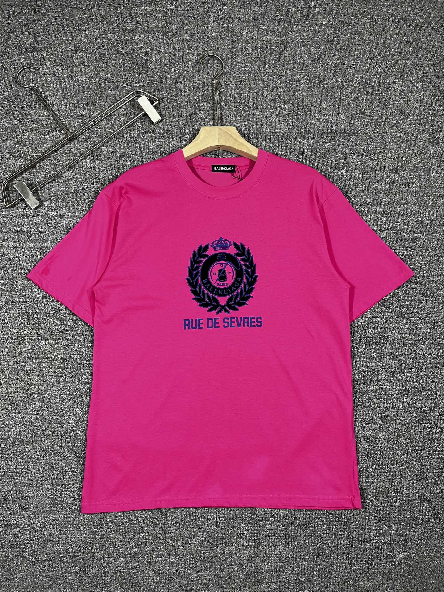 NO:444224,Balenciaga exclusive first release, the latest product in early spring, available at the counter at the same time, original singles, fashionable and casual round neck short-sleeved T-shirt, comfortable on the upper body!  Eye-catching and highlighted, using imported original fabric, top-grade printed craft letter pattern logo, simple but not lacking in fashion, top body fashionable and handsome fdl code S-XXL black and white, balenciaga, T-shirt,tees, t-shirt,alexander wang19860909巴黎世家 独家首发 早春最新品,专柜同步有售,原单狠货,时尚休闲圆领短袖T恤,上身舒适！吸睛而有亮点,采用进口原版面料,顶级印花工艺字母图案logo,简单而不失时尚,上身时尚帅气 fdl码数S-XXL黑白,,balenciaga,T-shirt,tees，t-shirt,alexander wang,Men's clothing