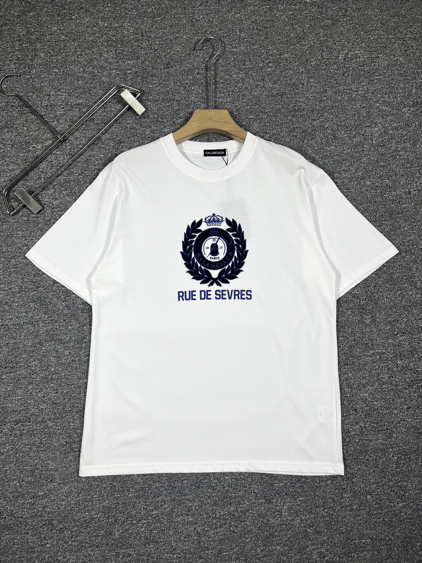 NO:444219,DG exclusive first release, the latest early spring product, available at the counter at the same time, original singles, fashionable and casual round neck short-sleeved T-shirt, comfortable on the upper body!  Eye-catching and highlighted, using imported original fabric, top-grade printed craft letter pattern logo, simple but not losing fashion, top body fashionable and handsome fdl code S-XXL black and white, T-shirt,tees, t-shirt,alexander wang19860909DG 独家首发 早春最新品,专柜同步有售,原单狠货,时尚休闲圆领短袖T恤,上身舒适！吸睛而有亮点,采用进口原版面料,顶级印花工艺字母图案logo,简单而不失时尚,上身时尚帅气 fdl码数S-XXL黑白,,T-shirt,tees，t-shirt,alexander wang,Men's clothing