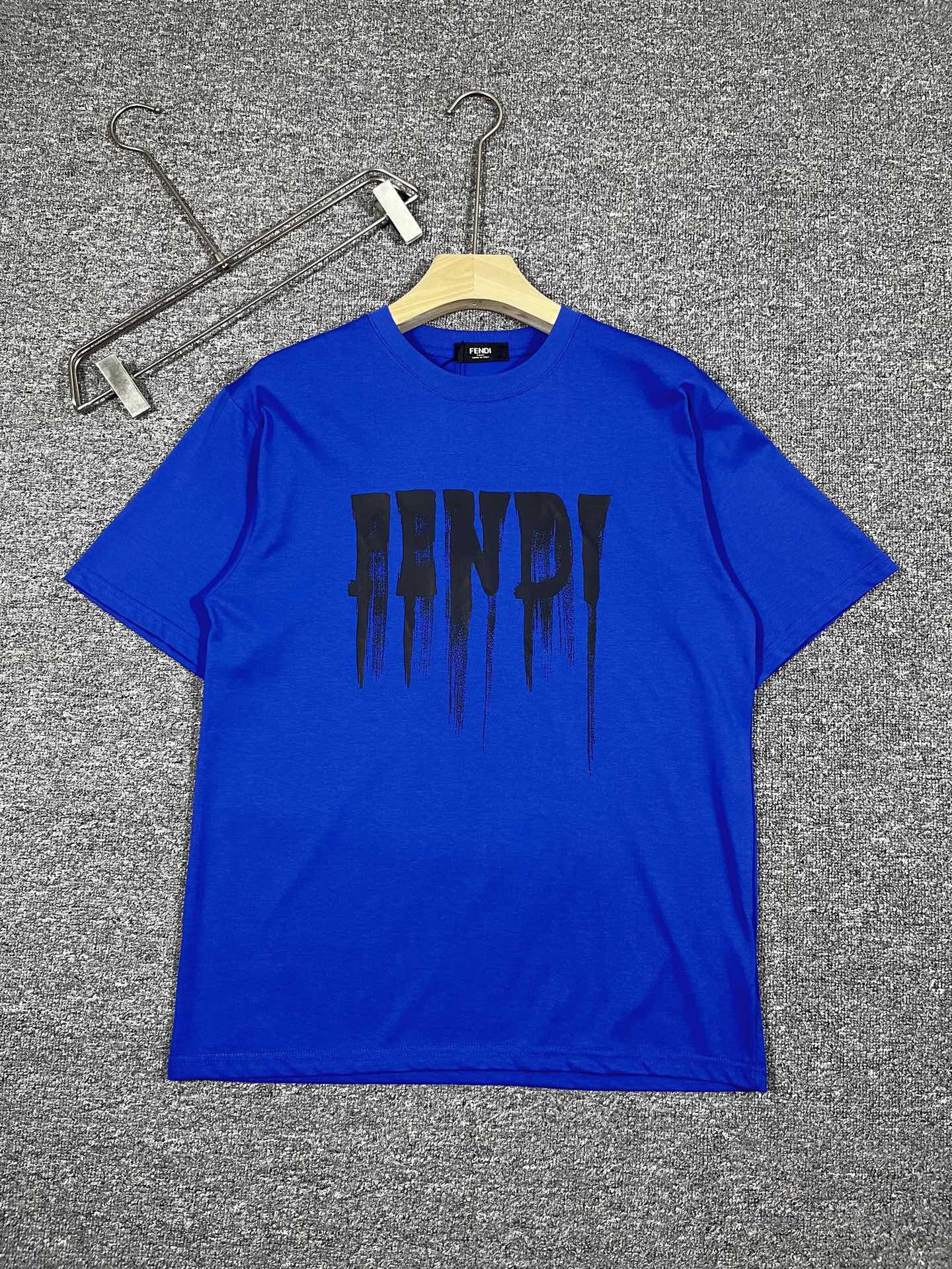 NO:444205,Fendi exclusive first release, the latest early spring product, available at the counter at the same time, original singles, fashionable and casual round neck short-sleeved T-shirt, comfortable on the upper body!  Eye-catching and highlighted, using imported original fabric, top-grade printed craft letter pattern logo, simple but not losing fashion, top body fashionable and handsome fdl code S-XXL black and white, fendi, T-shirt, tees, t-shirt, alexander wang19860909芬迪 独家首发 早春最新品,专柜同步有售,原单狠货,时尚休闲圆领短袖T恤,上身舒适！吸睛而有亮点,采用进口原版面料,顶级印花工艺字母图案logo,简单而不失时尚,上身时尚帅气 fdl码数S-XXL黑白,,fendi,T-shirt,tees，t-shirt,alexander wang,Men's clothing