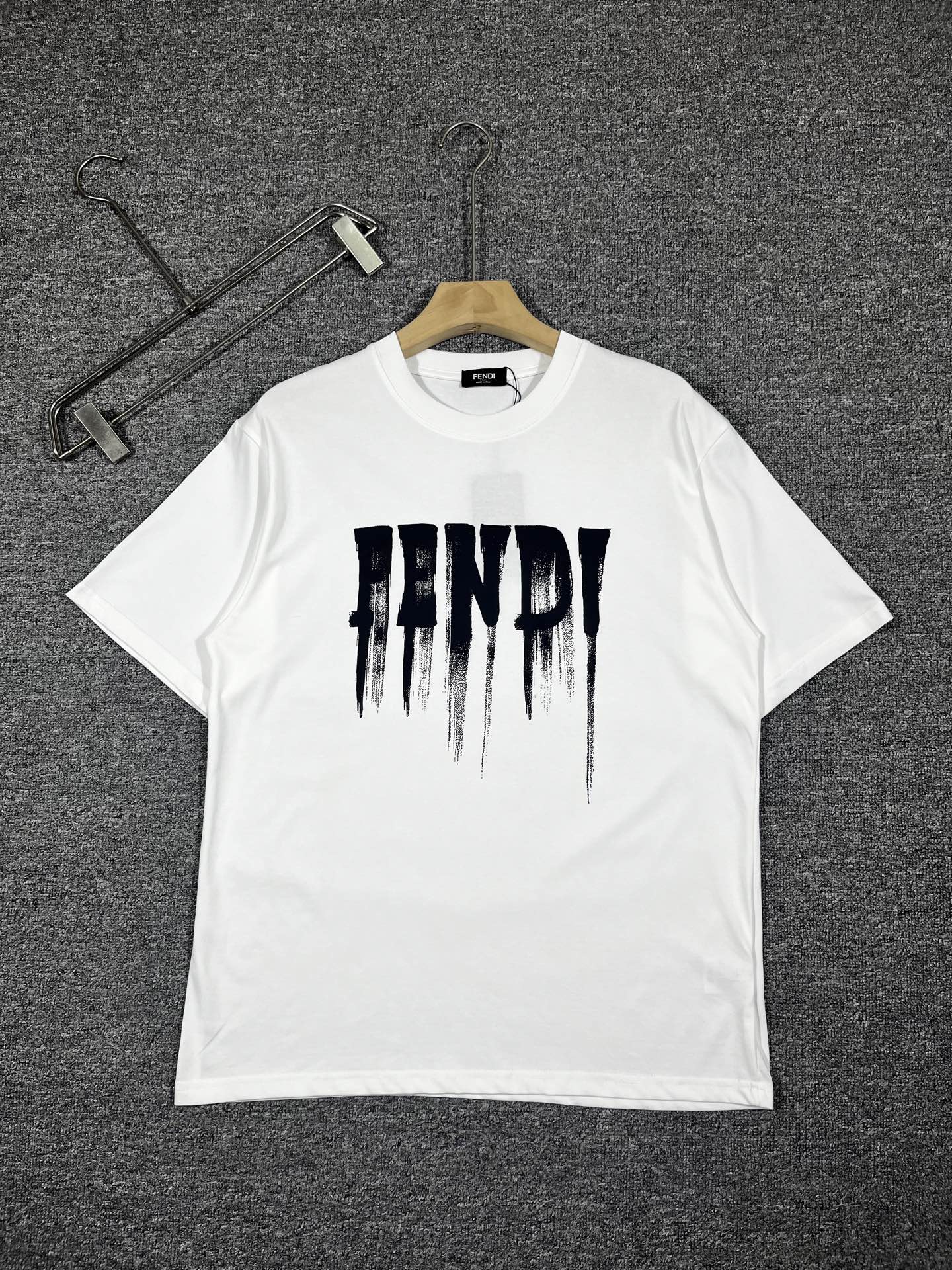 NO:444198,Fendi exclusive first release, the latest early spring product, available at the counter at the same time, original singles, fashionable and casual round neck short-sleeved T-shirt, comfortable on the upper body!  Eye-catching and highlighted, using imported original fabric, top-grade printed craft letter pattern logo, simple but not lacking in fashion, top body fashionable and handsome fdl code S-XXL black and white, fendi, T-shirt, tees, t-shirt, alexander wang19860909芬迪 独家首发 早春最新品,专柜同步有售,原单狠货,时尚休闲圆领短袖T恤,上身舒适！吸睛而有亮点,采用进口原版面料,顶级印花工艺字母图案logo,简单而不失时尚,上身时尚帅气 fdl码数S-XXL黑白,,fendi,T-shirt,tees，t-shirt,alexander wang,Men's clothing