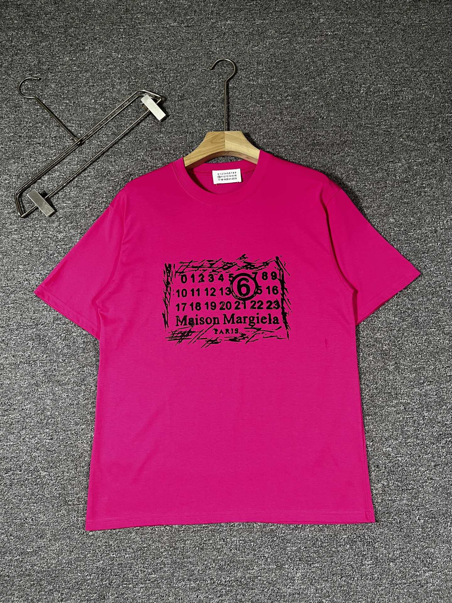 NO:444218,Exclusive first release, the latest early spring product, available at the counter at the same time, original singles, fashionable and casual round neck short-sleeved T-shirt, comfortable on the upper body!  Eye-catching and highlighted, using imported original fabric, top-grade printed craft letter pattern logo, simple but not losing fashion, top body fashionable and handsome fdl code S-XXL black and white, T-shirt,tees, t-shirt,alexander wang19860909独家首发 早春最新品,专柜同步有售,原单狠货,时尚休闲圆领短袖T恤,上身舒适！吸睛而有亮点,采用进口原版面料,顶级印花工艺字母图案logo,简单而不失时尚,上身时尚帅气 fdl码数S-XXL黑白,,T-shirt,tees，t-shirt,alexander wang,Men's clothing