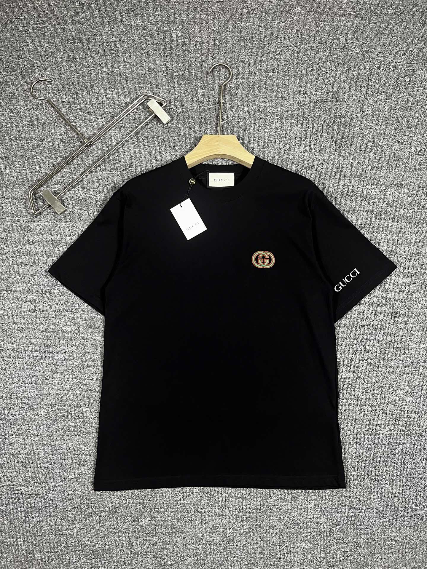 NO:444148,Guqi's exclusive first release, the latest product in early spring, available at the counter at the same time, original singles, fashionable and casual round neck short-sleeved T-shirt, comfortable on the upper body!  Eye-catching and highlighted, using imported original fabric, top-grade printed craft letter pattern logo, simple but not losing fashion, top body fashionable and handsome fdl code S-XXL black and white, T-shirt,tees, t-shirt,alexander wang19860909古奇独家首发 早春最新品,专柜同步有售,原单狠货,时尚休闲圆领短袖T恤,上身舒适！吸睛而有亮点,采用进口原版面料,顶级印花工艺字母图案logo,简单而不失时尚,上身时尚帅气 fdl码数S-XXL黑白,,T-shirt,tees，t-shirt,alexander wang,Men's clothing