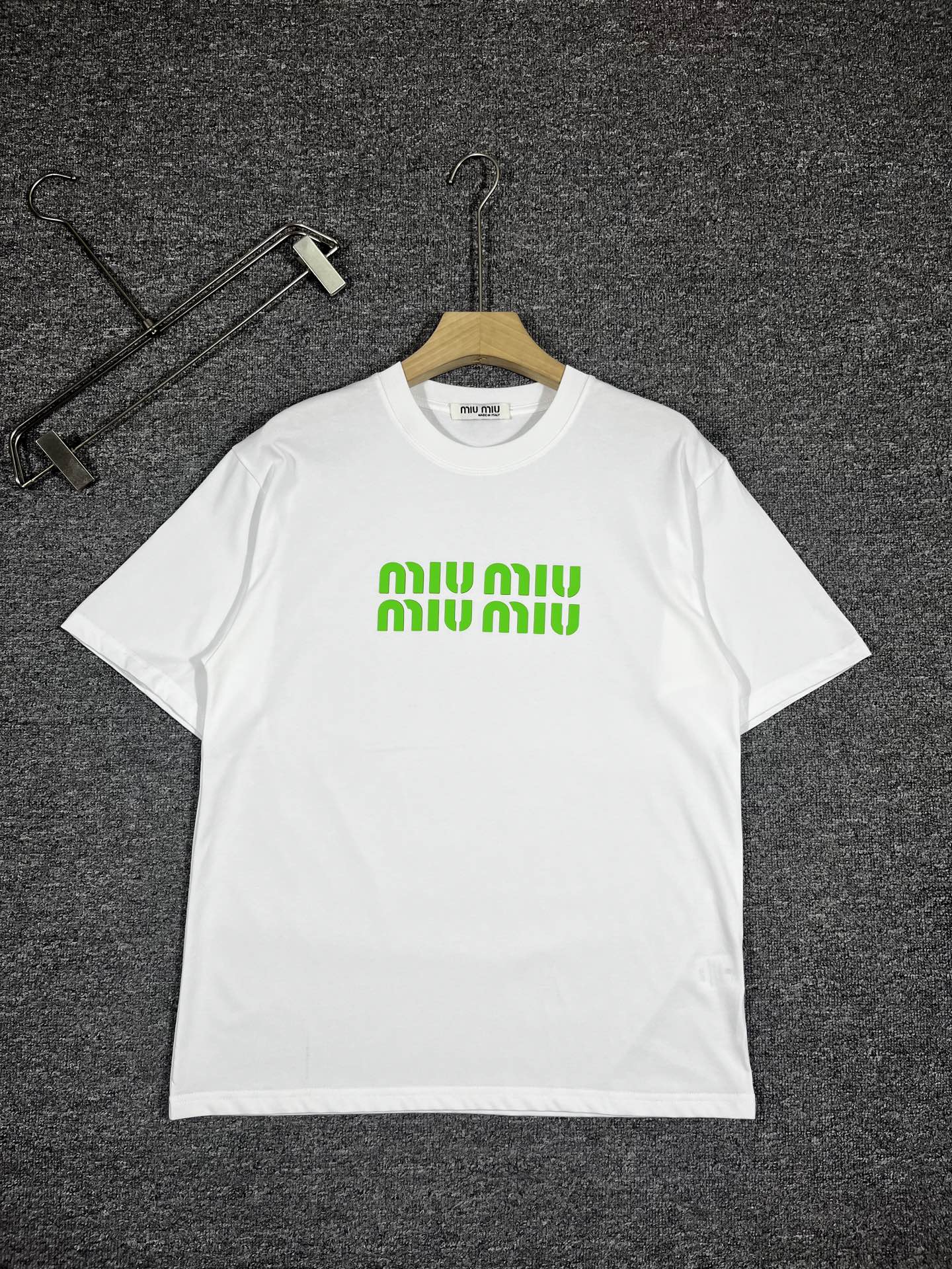 NO:444157,Exclusive first release, the latest early spring product, available at the counter at the same time, original singles, fashionable and casual round neck short-sleeved T-shirt, comfortable on the upper body!  Eye-catching and highlighted, using imported original fabric, top-grade printed craft letter pattern logo, simple but not losing fashion, top body fashionable and handsome fdl code S-XXL black and white, T-shirt,tees, t-shirt,alexander wang19860909独家首发 早春最新品,专柜同步有售,原单狠货,时尚休闲圆领短袖T恤,上身舒适！吸睛而有亮点,采用进口原版面料,顶级印花工艺字母图案logo,简单而不失时尚,上身时尚帅气 fdl码数S-XXL黑白,,T-shirt,tees，t-shirt,alexander wang,Men's clothing