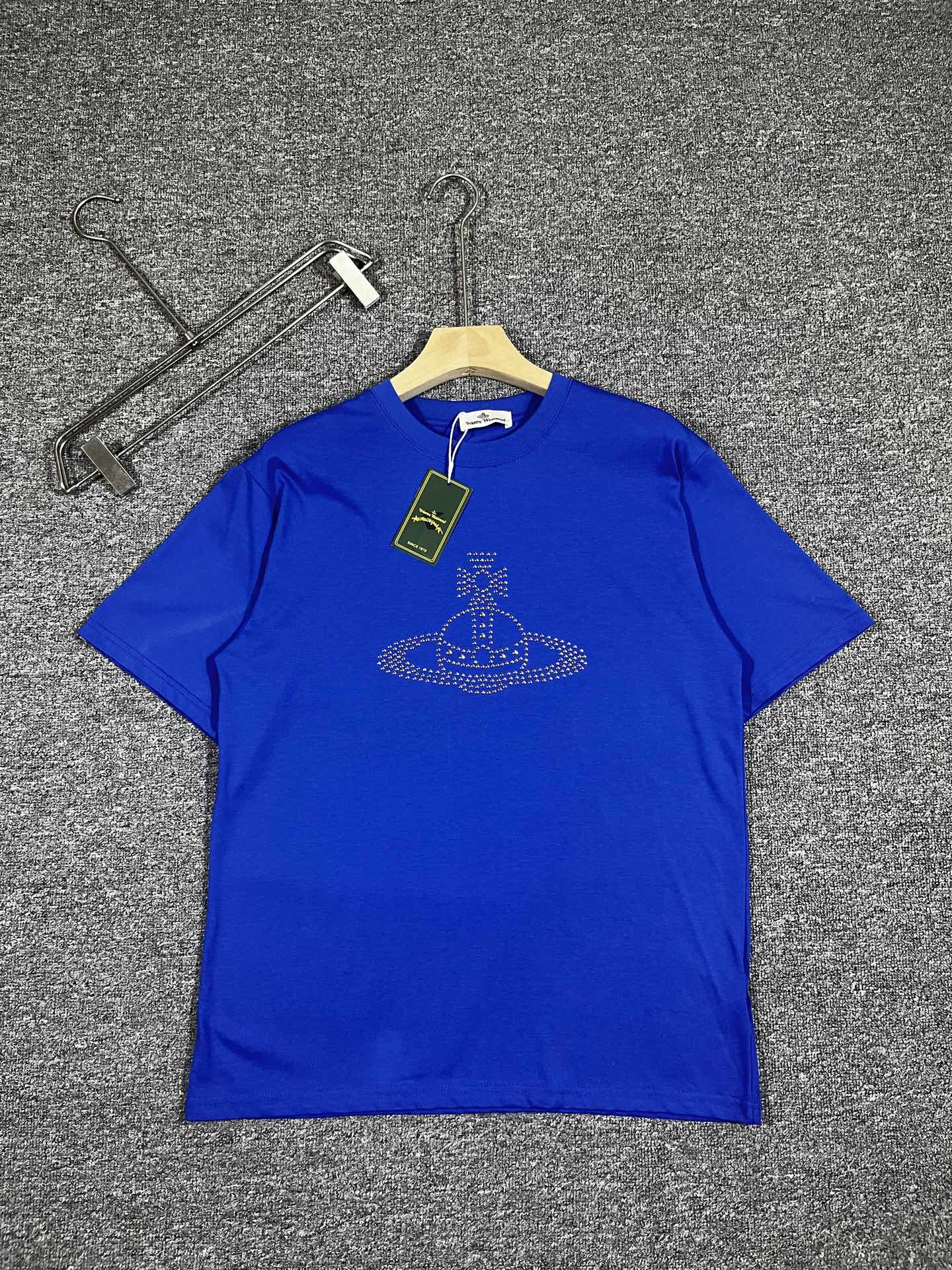 NO:444166,The latest product in the early spring, available at the same time as the counter, original singles, fashionable and casual round neck short-sleeved T-shirt, comfortable on the upper body!  Eye-catching and highlighted, using imported original fabric, top-grade hot diamond craft letter pattern logo, simple but not lacking in fashion, top body fashionable and handsome fdl code S-XXL black and white, louis vuitton, T-shirt,tees, t-shirt,alexander wang19860909Lv独家首发 早春最新品,专柜同步有售,原单狠货,时尚休闲圆领短袖T恤,上身舒适！吸睛而有亮点,采用进口原版面料,顶级烫钻工艺字母图案logo,简单而不失时尚,上身时尚帅气 fdl码数S-XXL黑白,,louis vuitton,T-shirt,tees，t-shirt,alexander wang,Men's clothing