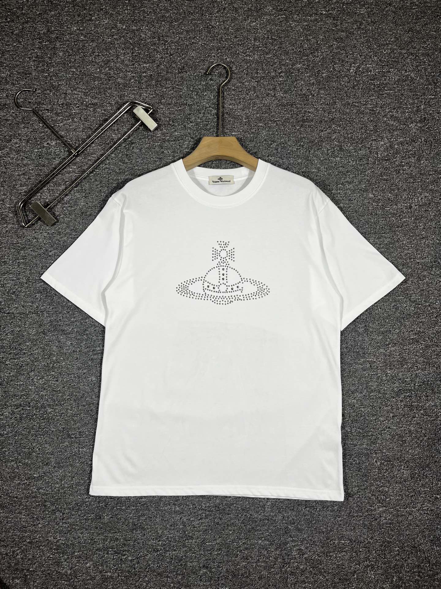 NO:444175,Lv exclusive first release, the latest early spring product, available at the counter at the same time, original singles, fashionable and casual round neck short-sleeved T-shirt, comfortable upper body!  Eye-catching and highlighted, using imported original fabric, top-grade hot diamond craft letter pattern logo, simple but not lacking in fashion, top body fashionable and handsome fdl code S-XXL black and white, louis vuitton, T-shirt,tees, t-shirt,alexander wang19860909Lv独家首发 早春最新品,专柜同步有售,原单狠货,时尚休闲圆领短袖T恤,上身舒适！吸睛而有亮点,采用进口原版面料,顶级烫钻工艺字母图案logo,简单而不失时尚,上身时尚帅气 fdl码数S-XXL黑白,,louis vuitton,T-shirt,tees，t-shirt,alexander wang,Men's clothing