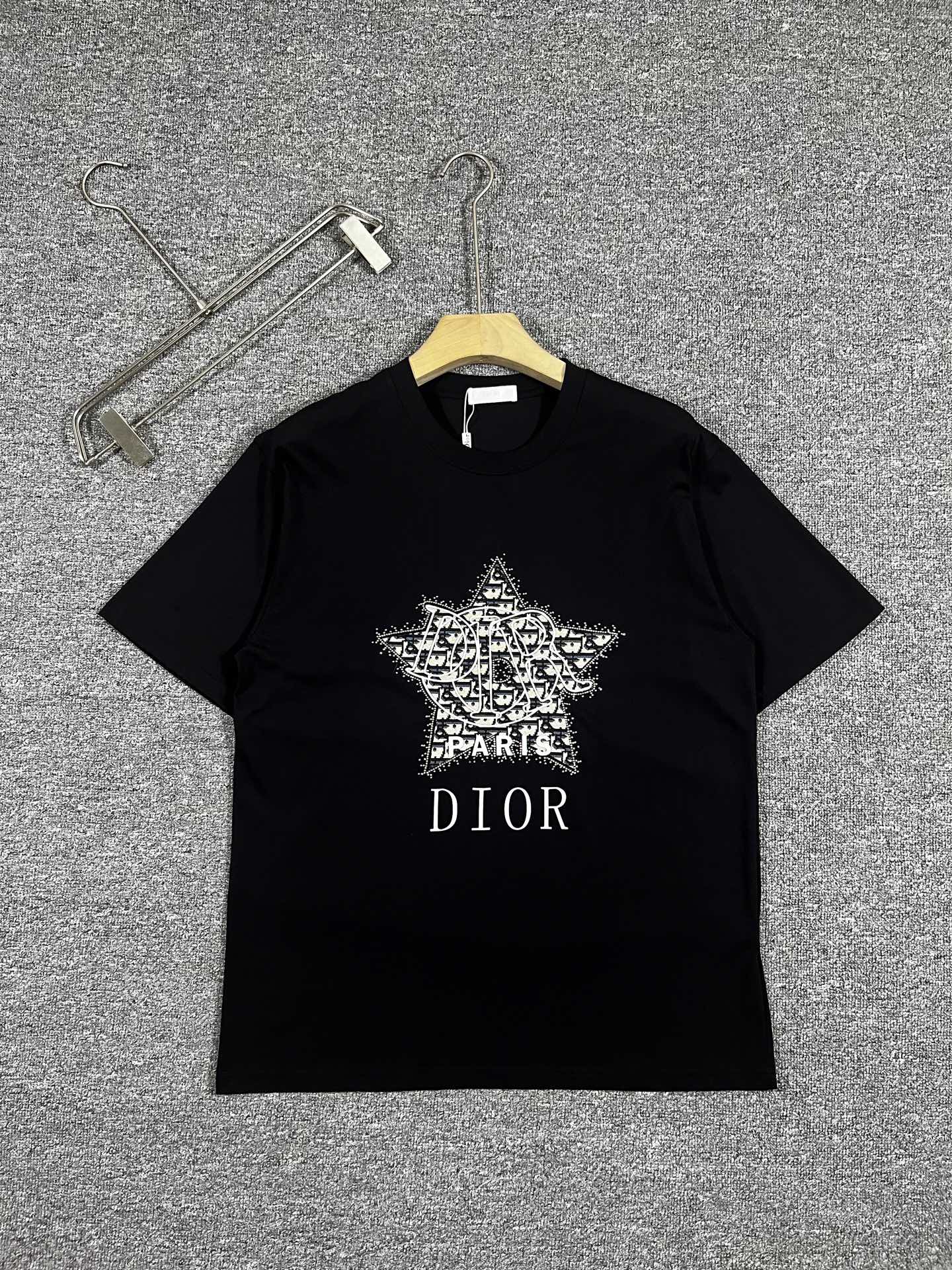 NO:444183,Dr exclusive first release, the latest product in early spring, available at the same time as the counter, original singles, fashionable and casual round neck short-sleeved T-shirt, comfortable on the upper body!  Eye-catching and highlighted, using imported original fabric, top-grade hot diamond craft letter pattern logo, simple but not losing fashion, top body fashionable and handsome fdl code S-XXL black and white, T-shirt,tees, t-shirt,alexander wang19860909dr独家首发 早春最新品,专柜同步有售,原单狠货,时尚休闲圆领短袖T恤,上身舒适！吸睛而有亮点,采用进口原版面料,顶级烫钻工艺字母图案logo,简单而不失时尚,上身时尚帅气 fdl码数S-XXL黑白,,T-shirt,tees，t-shirt,alexander wang,Men's clothing