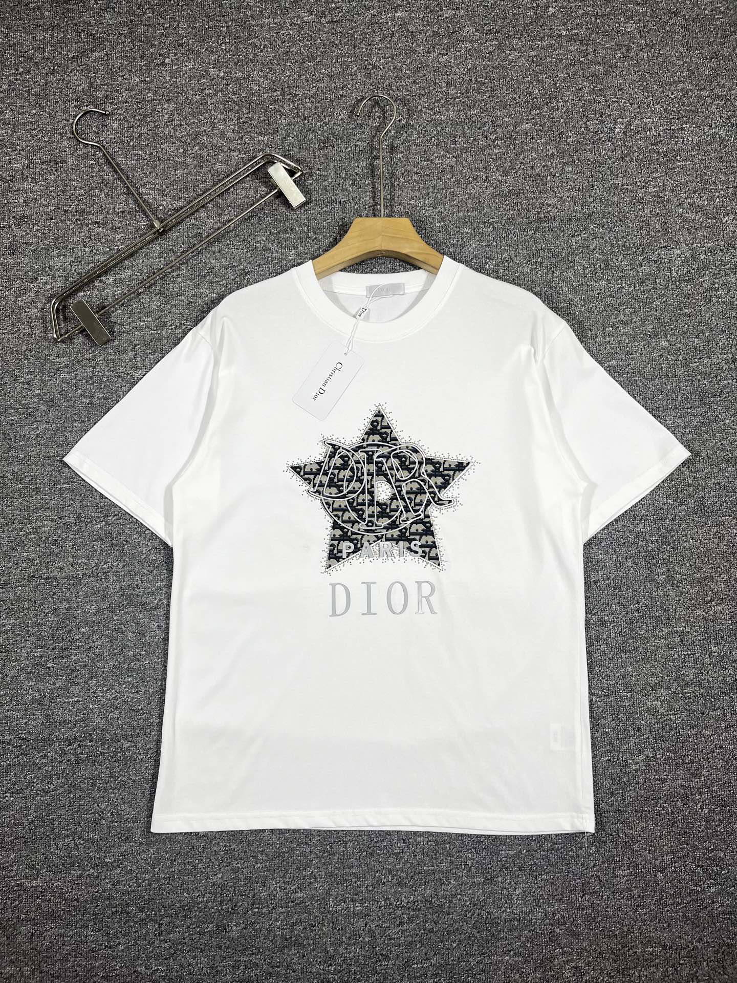 NO:444191,Dior exclusive first launch, the latest early spring product, available at the counter at the same time, original singles, fashionable and casual round neck short-sleeved T-shirt, comfortable on the upper body!  Eye-catching and highlighted, using imported original fabric, top-grade hot diamond craft letter pattern logo, simple but not losing fashion, top body fashionable and handsome fdl code S-XXL black and white, dior, T-shirt, tees, t-shirt, alexander wang19860909迪奥独家首发 早春最新品,专柜同步有售,原单狠货,时尚休闲圆领短袖T恤,上身舒适！吸睛而有亮点,采用进口原版面料,顶级烫钻工艺字母图案logo,简单而不失时尚,上身时尚帅气 fdl码数S-XXL黑白,,dior,T-shirt,tees，t-shirt,alexander wang,Men's clothing