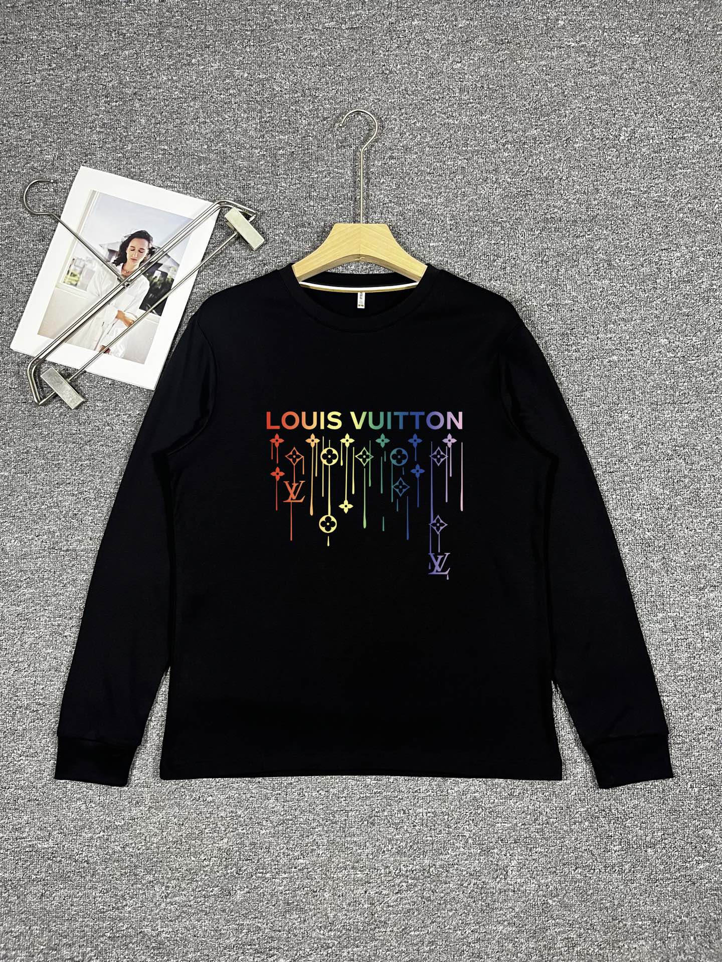 NO:539207,L'' long-sleeved series, new style for 2025 autumn and winter, color black and white, size: m-3xL, normal style, 65% long lint cotton, 30% modal cotton, 5% oxygen, craft pattern, digital direct injection, classic elements and innovation, a must-explore model, worn in close body, soft and smooth, the upper body is two words 'comfortable'!  140 catties wear L, alexander wang19860909L‘’长袖系列 季度2025秋冬新款 颜色黑色 白色 尺码:m-3xL 版型正常 成份65％长绒棉 30％莫代尔棉 5％氧纶 工艺图案数码直喷工艺经典元素与创新 每年必爆的一个款,贴身穿着超乎想象的软糯柔滑,上身就是俩字”舒服“ ！140斤穿L,,alexander wang,Men's clothing