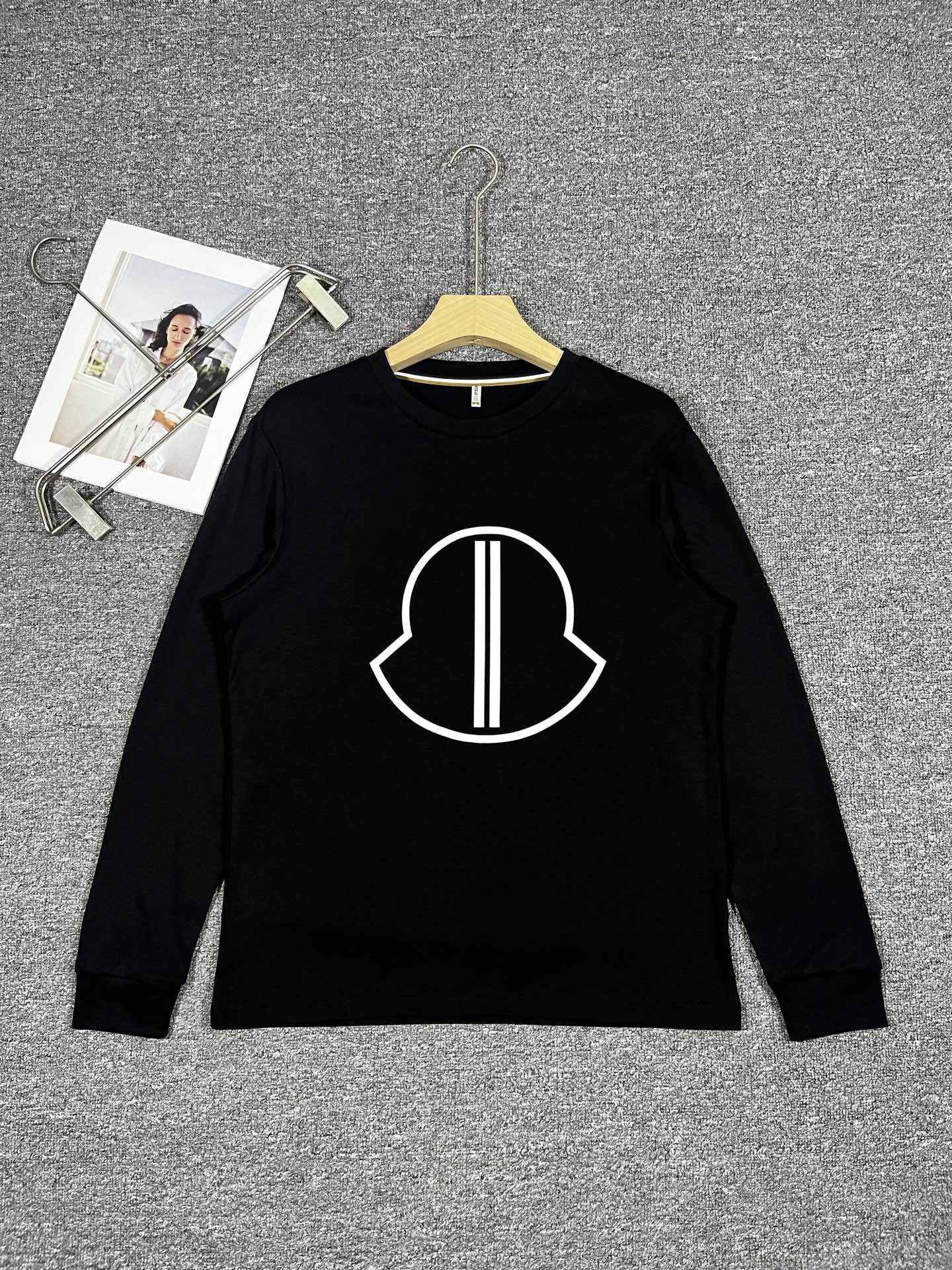 NO:539205,Meng'' long-sleeved series, new style for the quarter 2025 autumn and winter, color black and white, size: m-3xL, normal style, 65% long-length cotton, 30% modal cotton, 5% oxygen, craft pattern, digital direct injection, classic elements and innovation, a must-explore model, worn in close body, soft and smooth, the upper body is two words 'comfortable'!  140 catties wear L, alexander wang19860909蒙‘’长袖系列 季度2025秋冬新款 颜色黑色 白色 尺码:m-3xL 版型正常 成份65％长绒棉 30％莫代尔棉 5％氧纶 工艺图案数码直喷工艺经典元素与创新 每年必爆的一个款,贴身穿着超乎想象的软糯柔滑,上身就是俩字”舒服“ ！140斤穿L,,alexander wang,Men's clothing