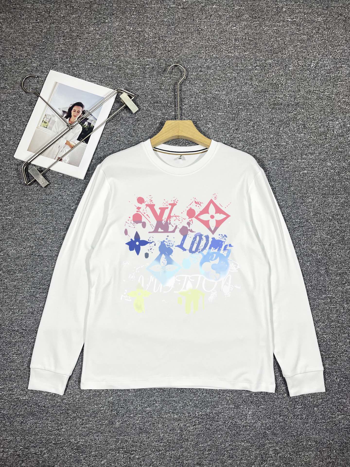 NO:539203,L'' long-sleeved series, new style for 2025 autumn and winter, color black and white, size: m-3xL, normal style, 65% long-length cotton, 30% modal cotton, 5% oxygen, craft pattern, digital direct injection, classic elements and innovation, a must-explore model, worn in close body, soft and smooth, and the upper body is two words 'comfortable'!  140 catties wear L, alexander wang19860909L‘’长袖系列 季度2025秋冬新款 颜色黑色 白色 尺码:m-3xL 版型正常 成份65％长绒棉 30％莫代尔棉 5％氧纶 工艺图案数码直喷工艺经典元素与创新 每年必爆的一个款,贴身穿着超乎想象的软糯柔滑,上身就是俩字”舒服“ ！140斤穿L,,alexander wang,Men's clothing