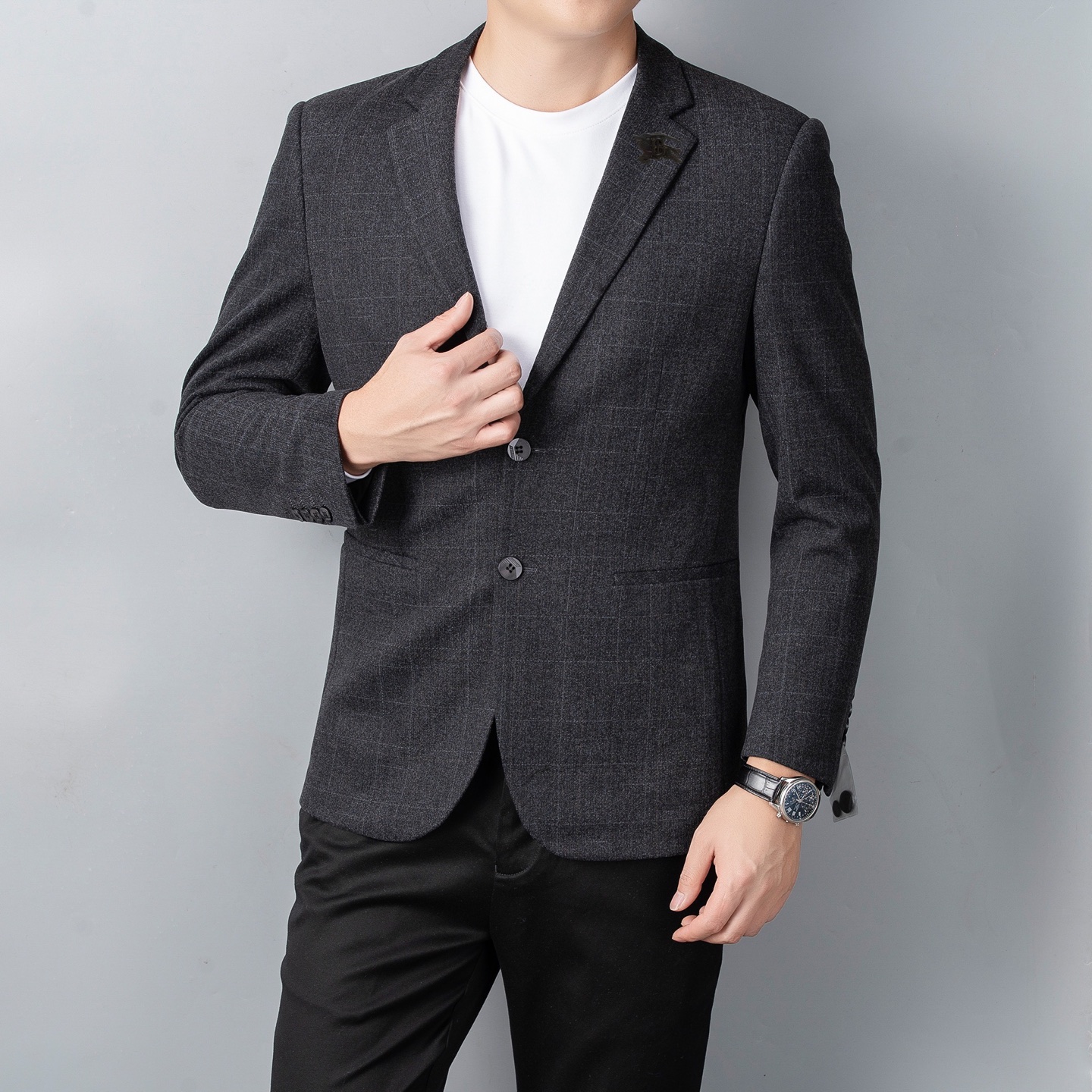 P395 巴宝莉 高级定制 2025秋冬新品 西服更是衣橱里必不可少的单品,它不仅仅代表着你精致的生活态度,也更是你自信心的体现 进口意大利客供斜纹混纺材质 质地紧密,质感强 ,上身柔软 提高了衣物的挺括度与坚牢度,让成衣得以廓形,衣领品牌字母徽标点缀 视觉更立体有型,经典修身立体剪裁 后面中间开衩设计 上身效果超级赞 商务休闲必入款式。尺码 M-XXXL 178 140斤L修身 最大穿185斤