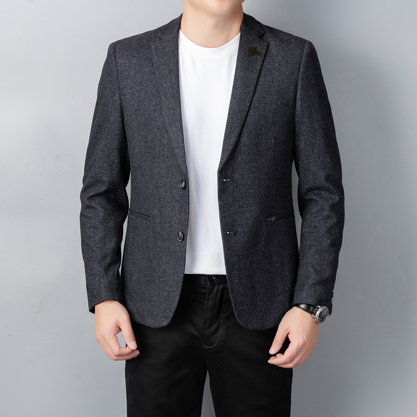 P395 巴宝莉 高级定制 2025秋冬新品 西服更是衣橱里必不可少的单品,它不仅仅代表着你精致的生活态度,也更是你自信心的体现 进口意大利客供斜纹混纺材质 质地紧密,质感强 ,上身柔软 提高了衣物的挺括度与坚牢度,让成衣得以廓形,衣领品牌字母徽标点缀 视觉更立体有型,经典修身立体剪裁 后面中间开衩设计 上身效果超级赞 商务休闲必入款式。尺码 M-XXXL 178 140斤L修身 最大穿185斤