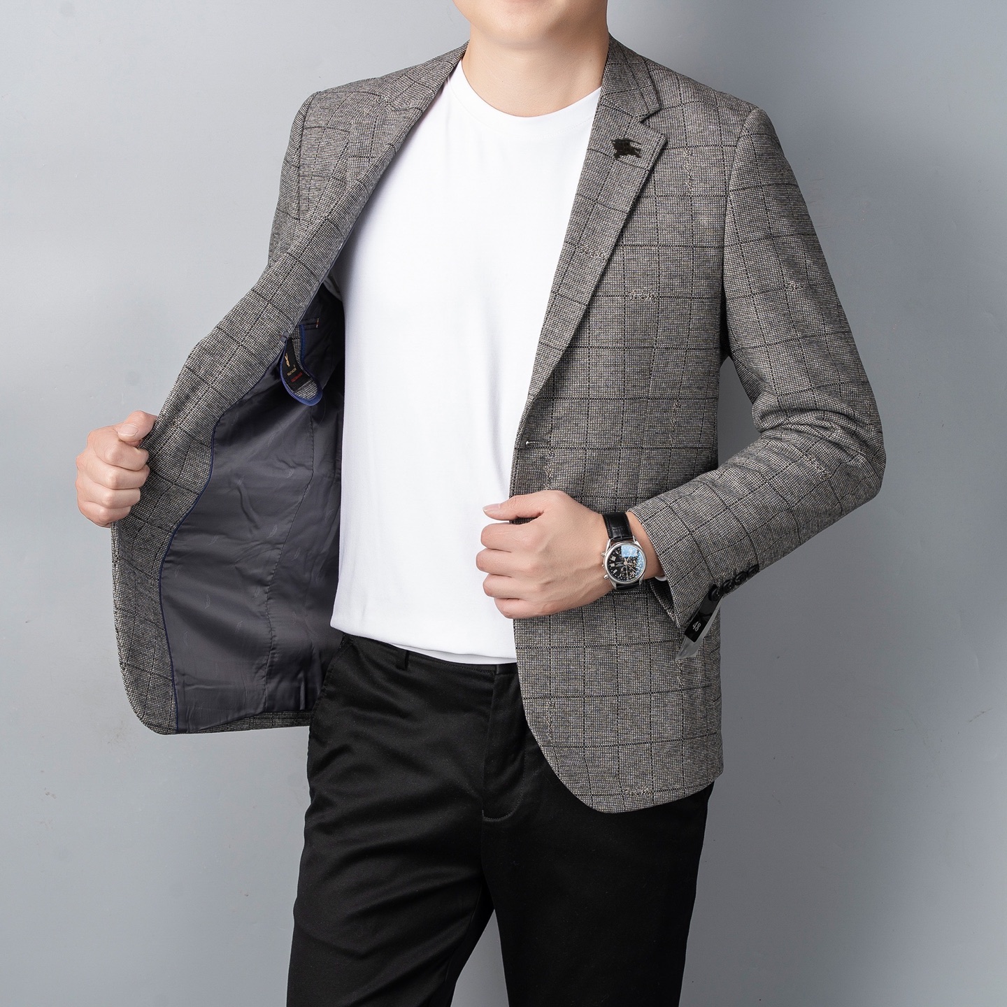 P395 巴宝莉 高级定制 2025秋冬新品 西服更是衣橱里必不可少的单品,它不仅仅代表着你精致的生活态度,也更是你自信心的体现 进口意大利客供斜纹混纺材质 质地紧密,质感强 ,上身柔软 提高了衣物的挺括度与坚牢度,让成衣得以廓形,衣领品牌字母徽标点缀 视觉更立体有型,经典修身立体剪裁 后面中间开衩设计 上身效果超级赞 商务休闲必入款式。尺码 M-XXXL 178 140斤L修身 最大穿185斤