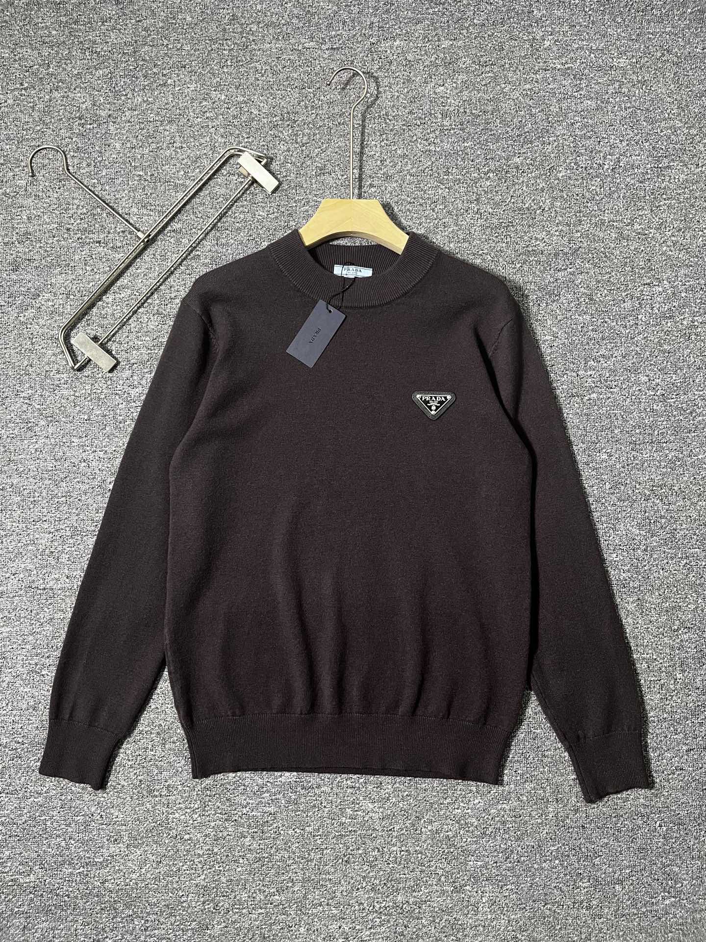 P215 普拉达PRAPA 秋冬新款 圆领羊毛衫 男女通穿情侣👩🏻❤️👨秋冬必备款 甄选羊毛混纺高级原材料,手感软糯细腻,高级质感立现,匠心毛织工艺制作,版型挺括有型,不畏任何年龄段,内搭单穿之不二选择,值得推荐 尺码:M-3XL,