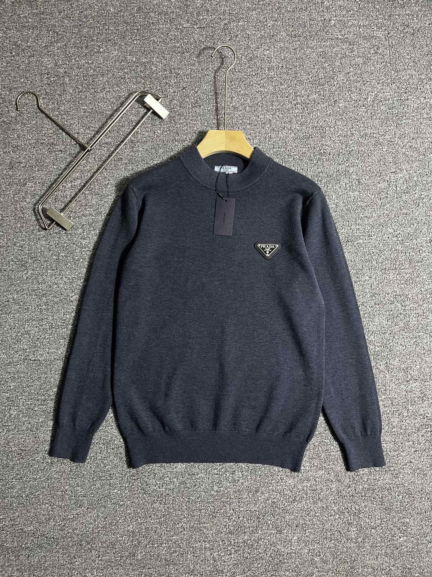 P215 普拉达PRADA秋冬新款 圆领羊毛衫 男女通穿情侣👩🏻❤️👨秋冬必备款 甄选羊毛混纺高级原材料,手感软糯细腻,高级质感立现,匠心毛织工艺制作,版型挺括有型,不畏任何年龄段,内搭单穿之不二选择,值得推荐 尺码:M-3XL,