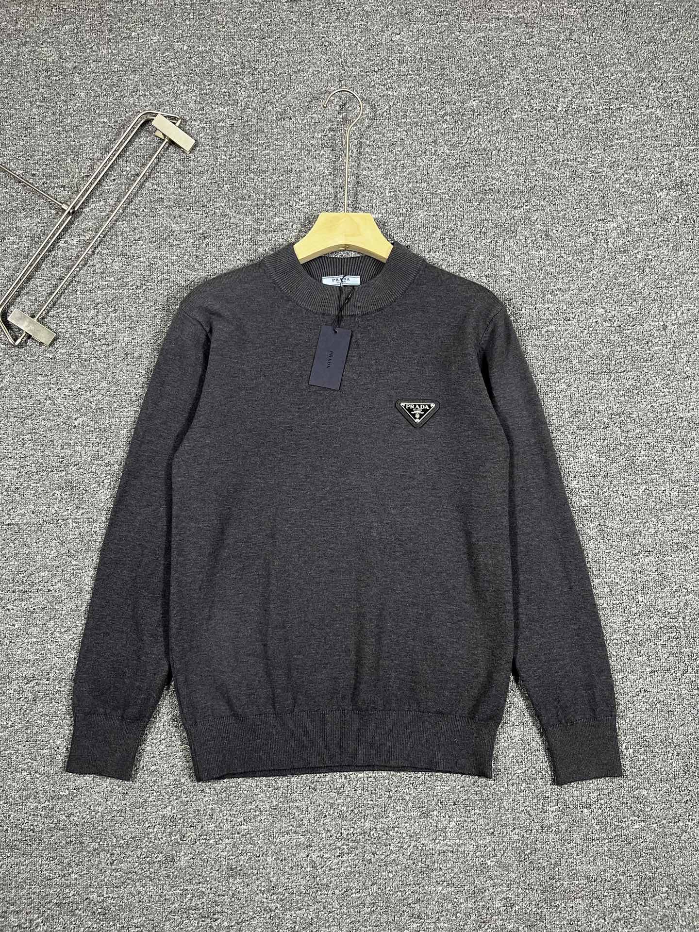 P215 普拉达PRADA 秋冬新款 圆领羊毛衫 男女通穿情侣👩🏻❤️👨秋冬必备款 甄选羊毛混纺高级原材料,手感软糯细腻,高级质感立现,匠心毛织工艺制作,版型挺括有型,不畏任何年龄段,内搭单穿之不二选择,值得推荐 尺码:M-3XL,