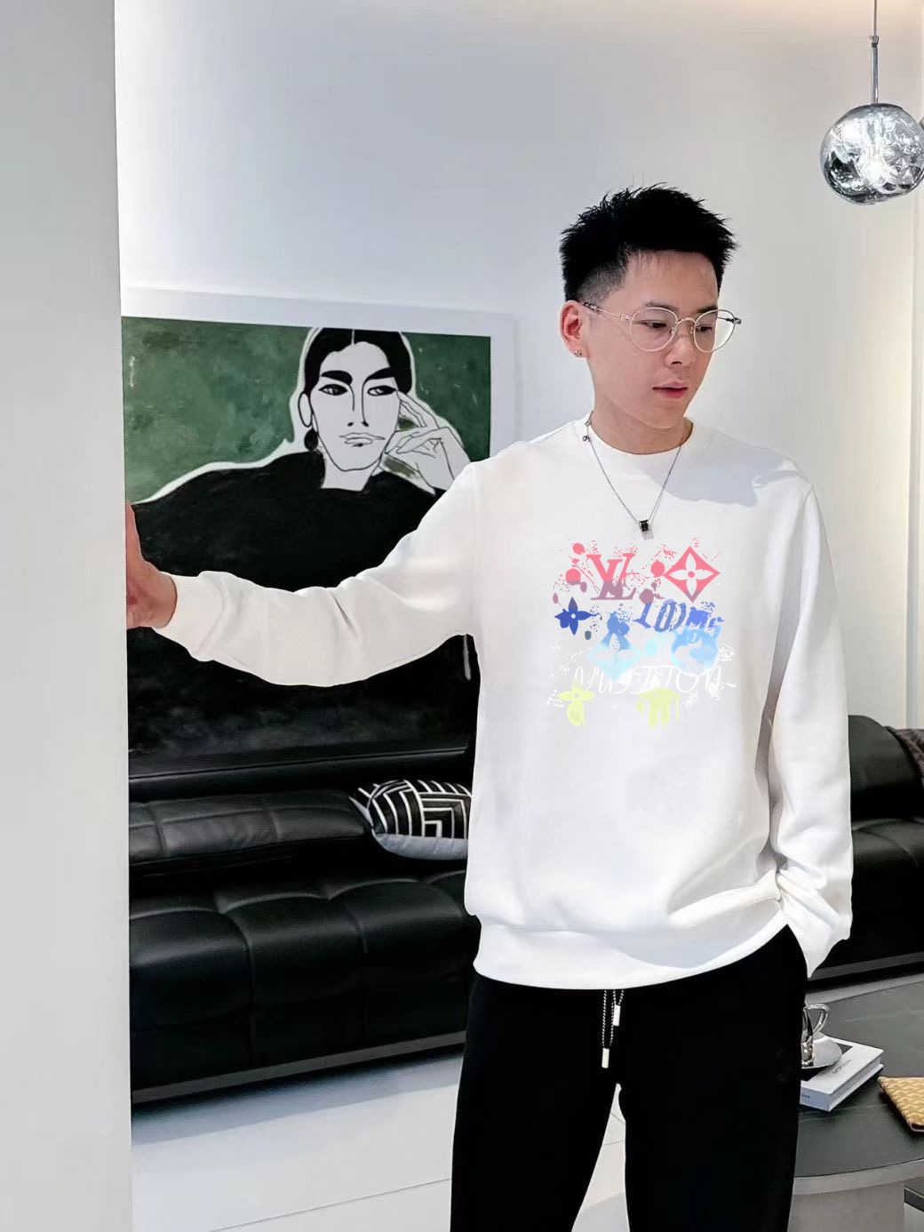 Lv2025秋冬🔥新款圆领卫衣 颜色:黑色 白色 灰色 微阔版型 面料:360克重纯棉面料 纯棉触感 布面平整且挺括有型 P.S:松弛的微阔版型设计兼备了时尚与舒适 前后经典LOGO图案做双层异色贴布绣设计给与了款式更多的时尚潮流感 休闲穿搭的必备款 模特:身高172cm/ 体重140斤,试穿L码效果 以个人实际需求为准,此数值仅供参考