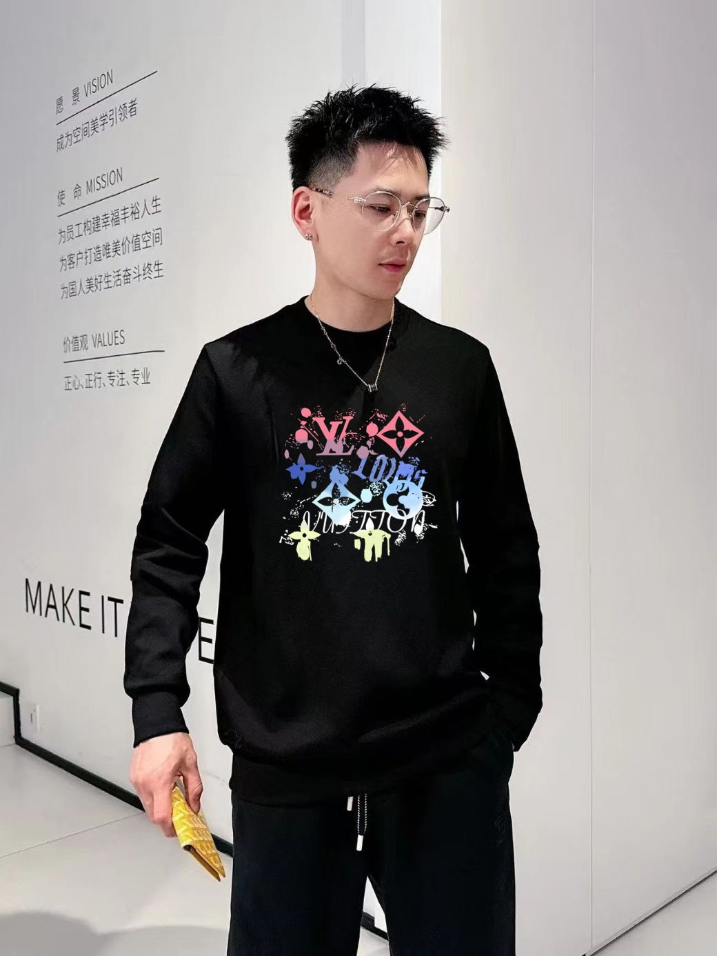 Lv2025秋冬🔥新款圆领卫衣 颜色:黑色 白色 灰色 微阔版型 面料:360克重纯棉面料 纯棉触感 布面平整且挺括有型 P.S:松弛的微阔版型设计兼备了时尚与舒适 前后经典LOGO图案做双层异色贴布绣设计给与了款式更多的时尚潮流感 休闲穿搭的必备款 模特:身高172cm/ 体重140斤,试穿L码效果 以个人实际需求为准,此数值仅供参考