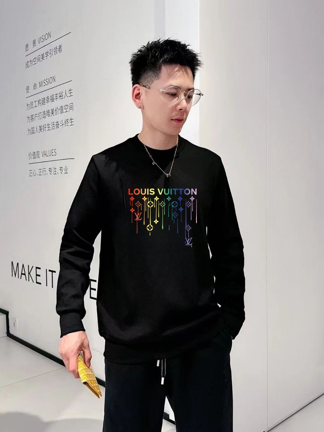 P195🔥Lv2025秋冬🔥新款圆领卫衣
颜色：黑色 白色 灰色
尺码：M-XXXL 微阔版型
面料：360克重纯棉面料 纯棉触感 布面平整且挺括有型
P.S：松弛的微阔版型设计兼备了时尚与舒适 前后经典LOGO图案做双层异色贴布绣设计给与了款式更多的时尚潮流感 休闲穿搭的必备款

模特：身高172cm/ 体重140斤,试穿L码效果
以个人实际需求为准，此数值仅供参考