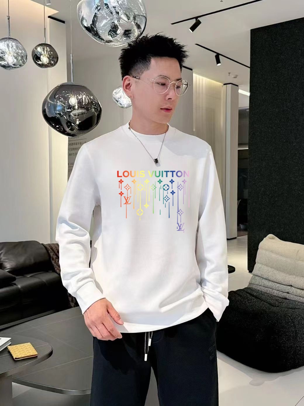 P195🔥Lv2025秋冬🔥新款圆领卫衣
颜色：黑色 白色 灰色
尺码：M-XXXL 微阔版型
面料：360克重纯棉面料 纯棉触感 布面平整且挺括有型
P.S：松弛的微阔版型设计兼备了时尚与舒适 前后经典LOGO图案做双层异色贴布绣设计给与了款式更多的时尚潮流感 休闲穿搭的必备款

模特：身高172cm/ 体重140斤,试穿L码效果
以个人实际需求为准，此数值仅供参考