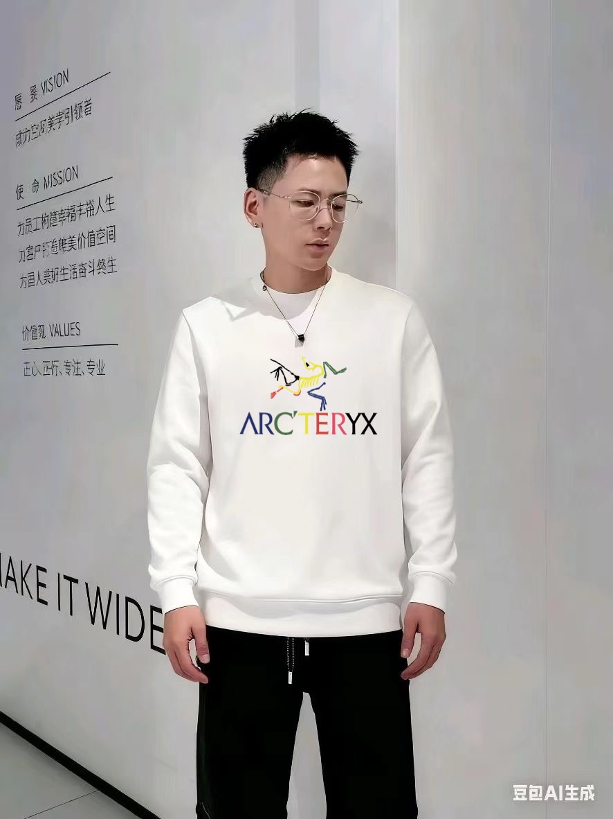 始祖鸟2025秋冬🔥新款圆领卫衣 颜色:黑色 白色 微阔版型 面料:360克重纯棉面料 纯棉触感 布面平整且挺括有型 P.S:松弛的微阔版型设计兼备了时尚与舒适 前后经典LOGO图案做双层异色贴布绣设计给与了款式更多的时尚潮流感 休闲穿搭的必备款 模特:身高172cm/ 体重140斤,试穿L码效果 以个人实际需求为准,此数值仅供参考