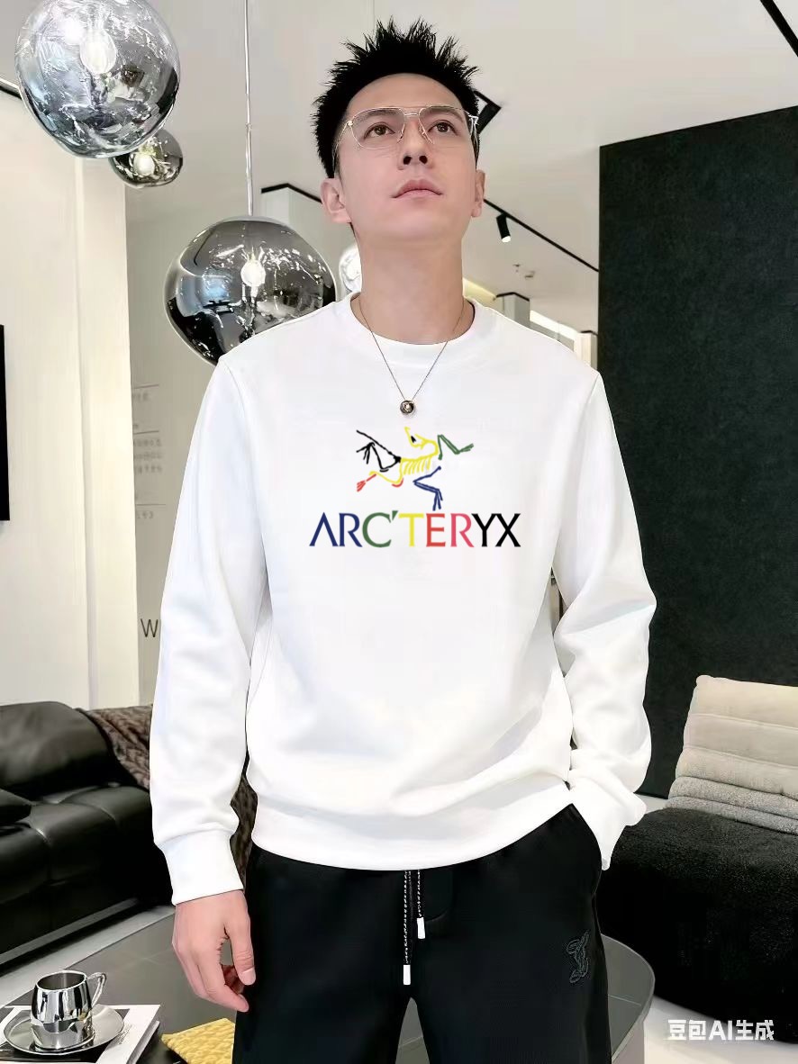 始祖鸟2025秋冬🔥新款圆领卫衣 颜色:黑色 白色 微阔版型 面料:360克重纯棉面料 纯棉触感 布面平整且挺括有型 P.S:松弛的微阔版型设计兼备了时尚与舒适 前后经典LOGO图案做双层异色贴布绣设计给与了款式更多的时尚潮流感 休闲穿搭的必备款 模特:身高172cm/ 体重140斤,试穿L码效果 以个人实际需求为准,此数值仅供参考