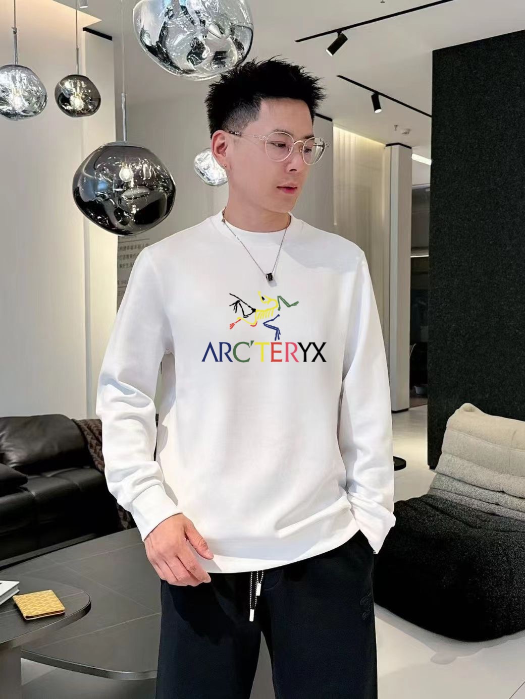 始祖鸟2025秋冬🔥新款圆领卫衣 颜色:黑色 白色 微阔版型 面料:360克重纯棉面料 纯棉触感 布面平整且挺括有型 P.S:松弛的微阔版型设计兼备了时尚与舒适 前后经典LOGO图案做双层异色贴布绣设计给与了款式更多的时尚潮流感 休闲穿搭的必备款 模特:身高172cm/ 体重140斤,试穿L码效果 以个人实际需求为准,此数值仅供参考