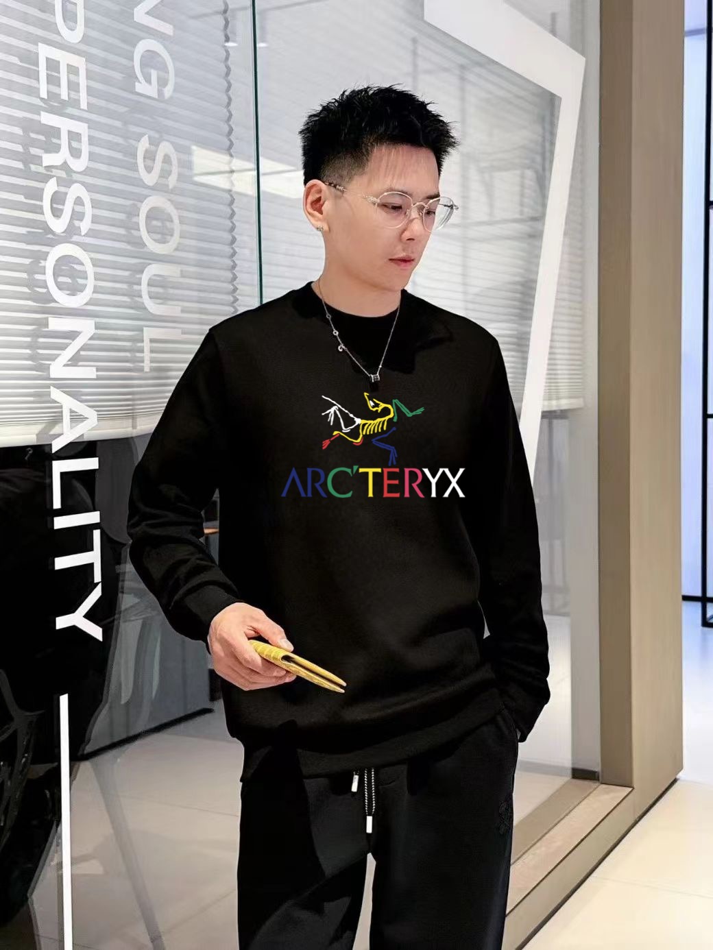 始祖鸟2025秋冬🔥新款圆领卫衣 颜色:黑色 白色 微阔版型 面料:360克重纯棉面料 纯棉触感 布面平整且挺括有型 P.S:松弛的微阔版型设计兼备了时尚与舒适 前后经典LOGO图案做双层异色贴布绣设计给与了款式更多的时尚潮流感 休闲穿搭的必备款 模特:身高172cm/ 体重140斤,试穿L码效果 以个人实际需求为准,此数值仅供参考