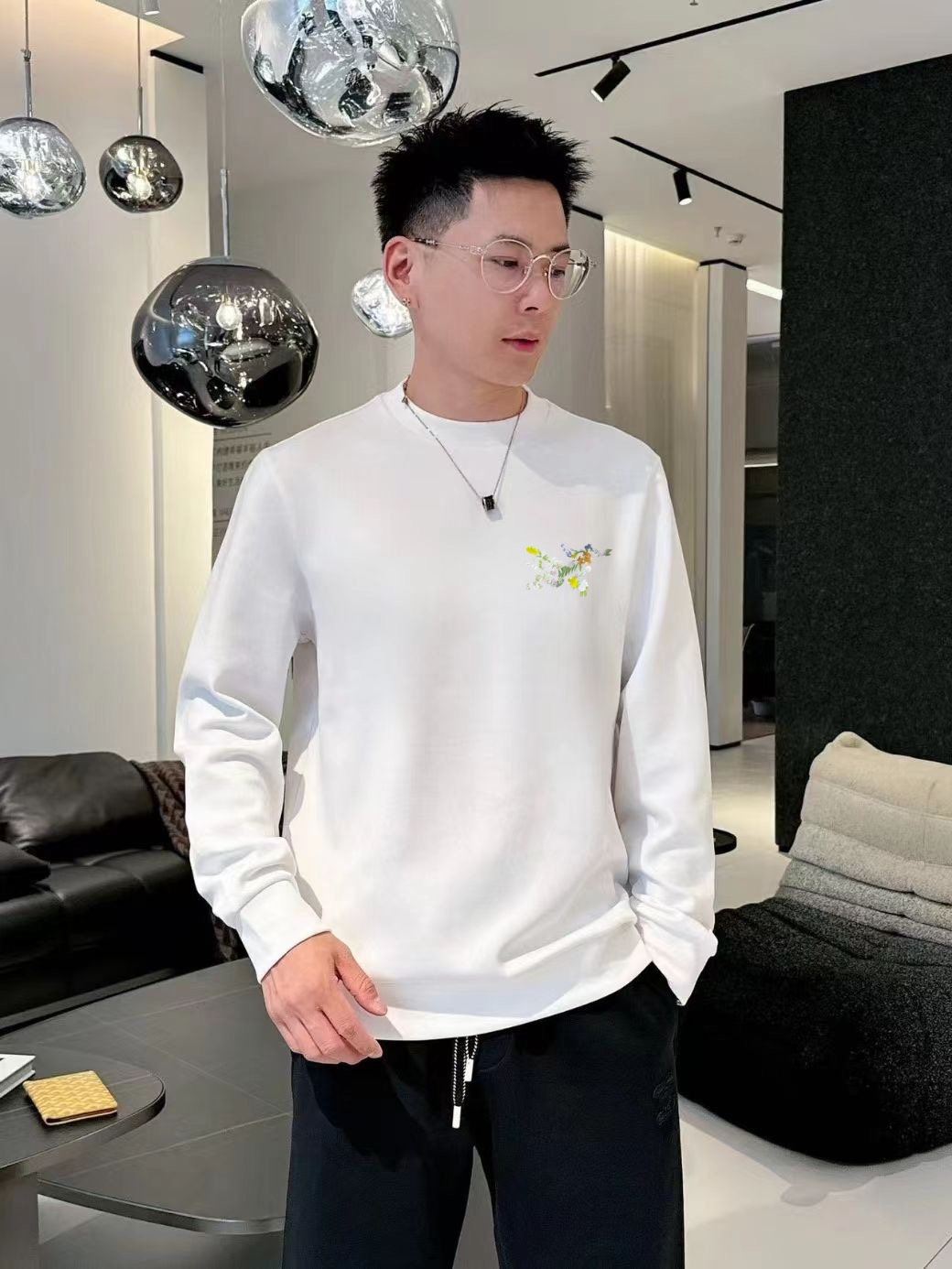 始祖鸟2025秋冬🔥新款圆领卫衣 颜色:黑色 白色 微阔版型 面料:360克重纯棉面料 纯棉触感 布面平整且挺括有型 P.S:松弛的微阔版型设计兼备了时尚与舒适 前后经典LOGO图案做双层异色贴布绣设计给与了款式更多的时尚潮流感 休闲穿搭的必备款 模特:身高172cm/ 体重140斤,试穿L码效果 以个人实际需求为准,此数值仅供参考