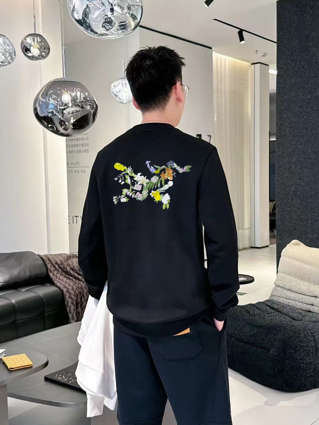 始祖鸟2025秋冬🔥新款圆领卫衣 颜色:黑色 白色 微阔版型 面料:360克重纯棉面料 纯棉触感 布面平整且挺括有型 P.S:松弛的微阔版型设计兼备了时尚与舒适 前后经典LOGO图案做双层异色贴布绣设计给与了款式更多的时尚潮流感 休闲穿搭的必备款 模特:身高172cm/ 体重140斤,试穿L码效果 以个人实际需求为准,此数值仅供参考