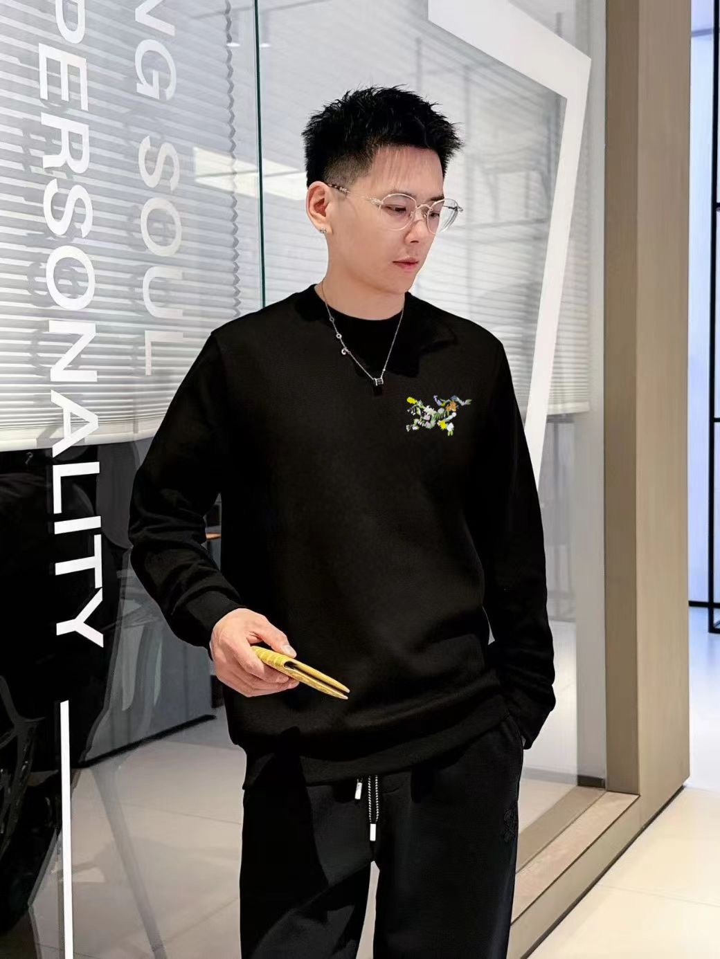 始祖鸟2025秋冬🔥新款圆领卫衣 颜色:黑色 白色 微阔版型 面料:360克重纯棉面料 纯棉触感 布面平整且挺括有型 P.S:松弛的微阔版型设计兼备了时尚与舒适 前后经典LOGO图案做双层异色贴布绣设计给与了款式更多的时尚潮流感 休闲穿搭的必备款 模特:身高172cm/ 体重140斤,试穿L码效果 以个人实际需求为准,此数值仅供参考