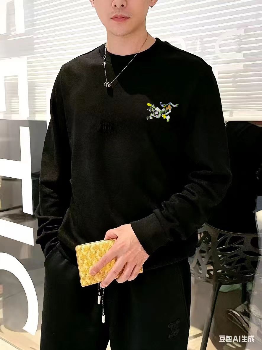 始祖鸟2025秋冬🔥新款圆领卫衣 颜色:黑色 白色 微阔版型 面料:360克重纯棉面料 纯棉触感 布面平整且挺括有型 P.S:松弛的微阔版型设计兼备了时尚与舒适 前后经典LOGO图案做双层异色贴布绣设计给与了款式更多的时尚潮流感 休闲穿搭的必备款 模特:身高172cm/ 体重140斤,试穿L码效果 以个人实际需求为准,此数值仅供参考