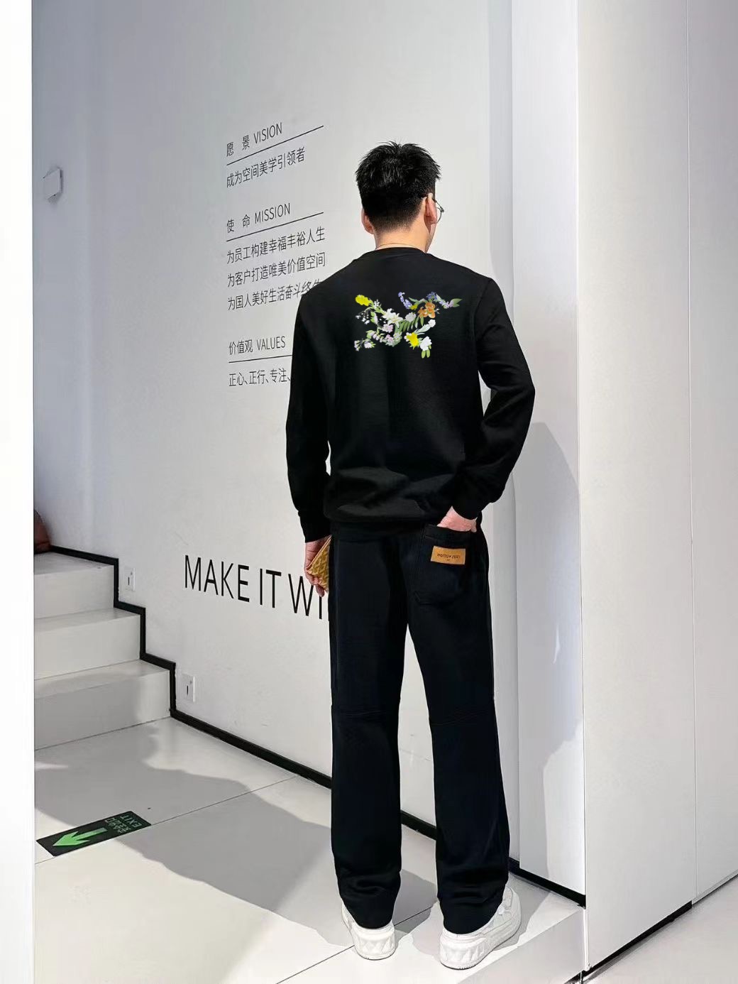 始祖鸟2025秋冬🔥新款圆领卫衣 颜色:黑色 白色 微阔版型 面料:360克重纯棉面料 纯棉触感 布面平整且挺括有型 P.S:松弛的微阔版型设计兼备了时尚与舒适 前后经典LOGO图案做双层异色贴布绣设计给与了款式更多的时尚潮流感 休闲穿搭的必备款 模特:身高172cm/ 体重140斤,试穿L码效果 以个人实际需求为准,此数值仅供参考